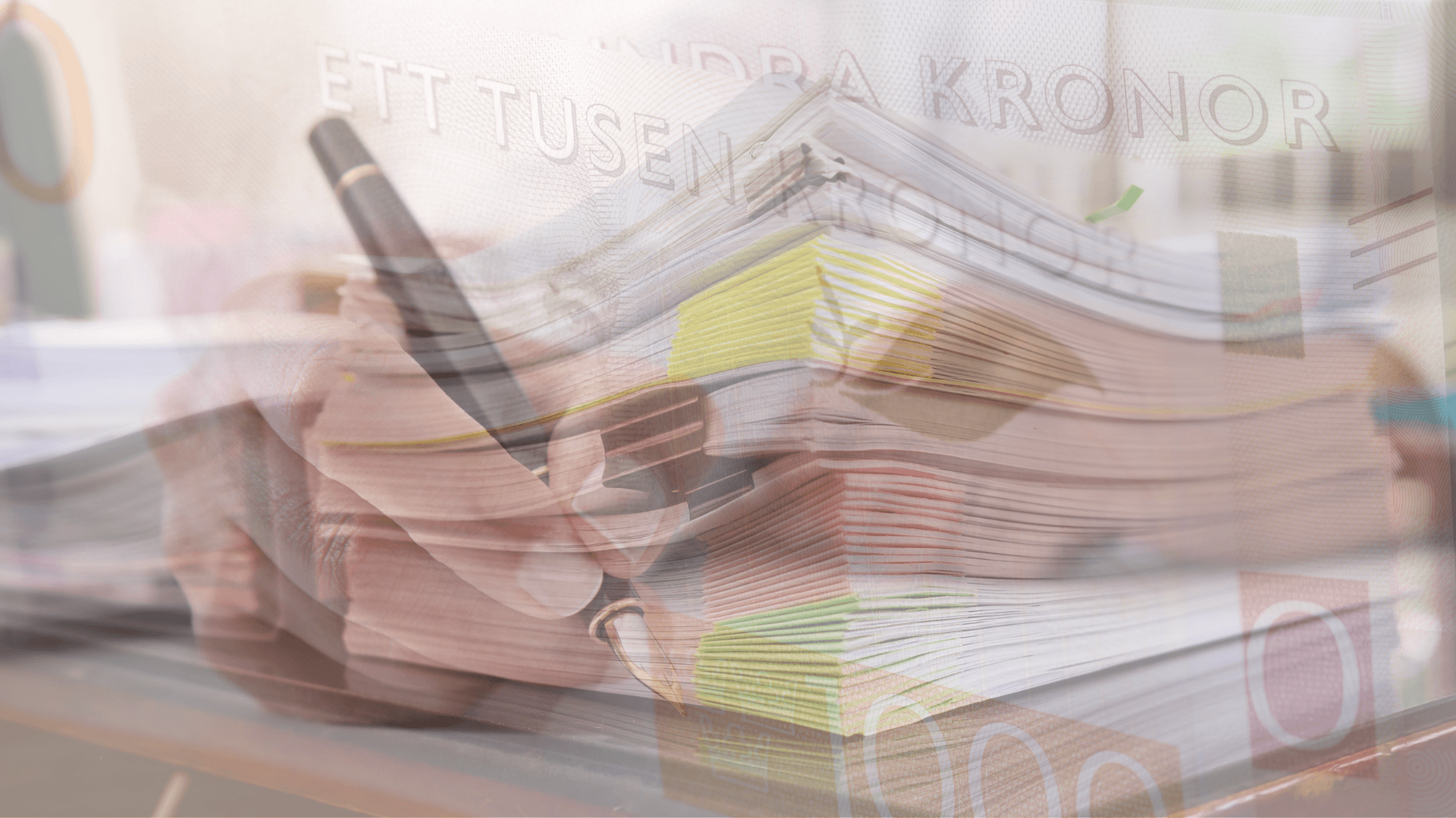 Collage för debattartikel. Pengar, dokument och penna.