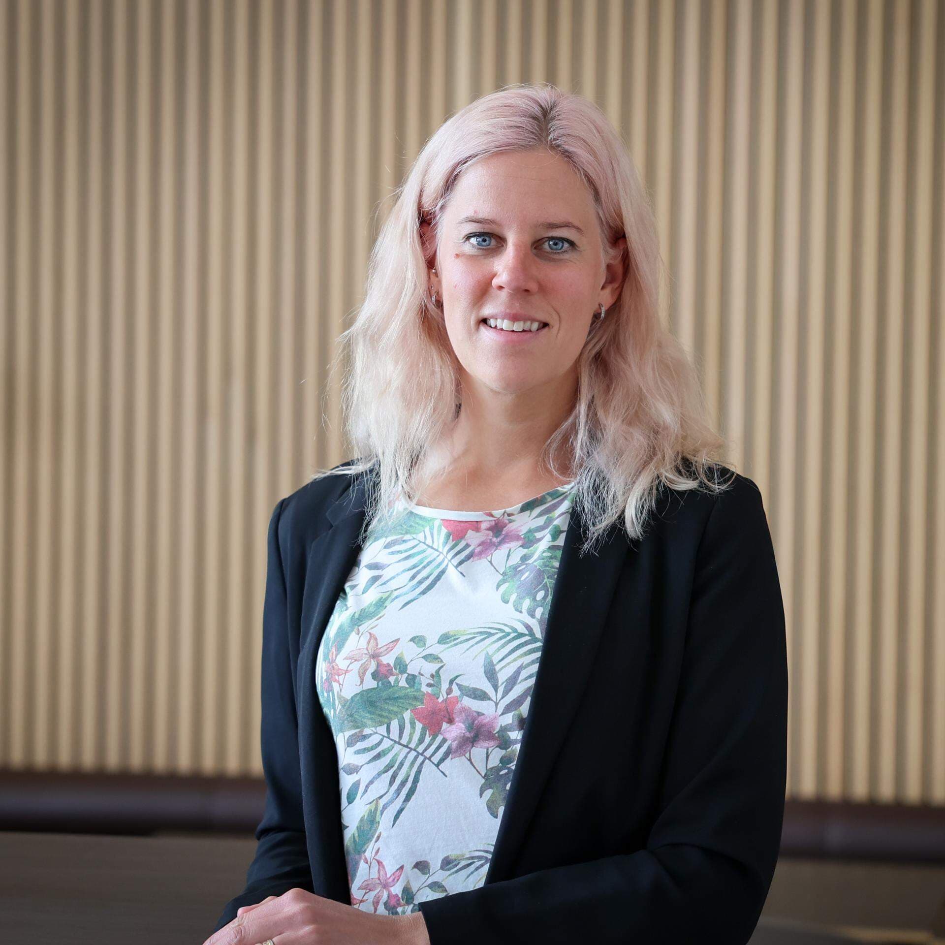 Anna Bergvall har en blommig tröja och mörk kavaj