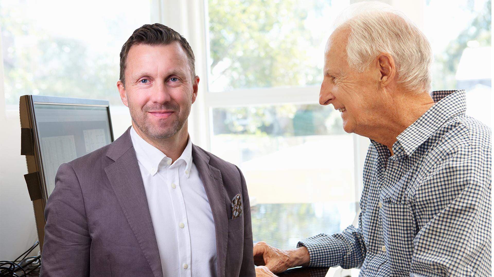 Patrik Karlsson och äldre person som arbetar