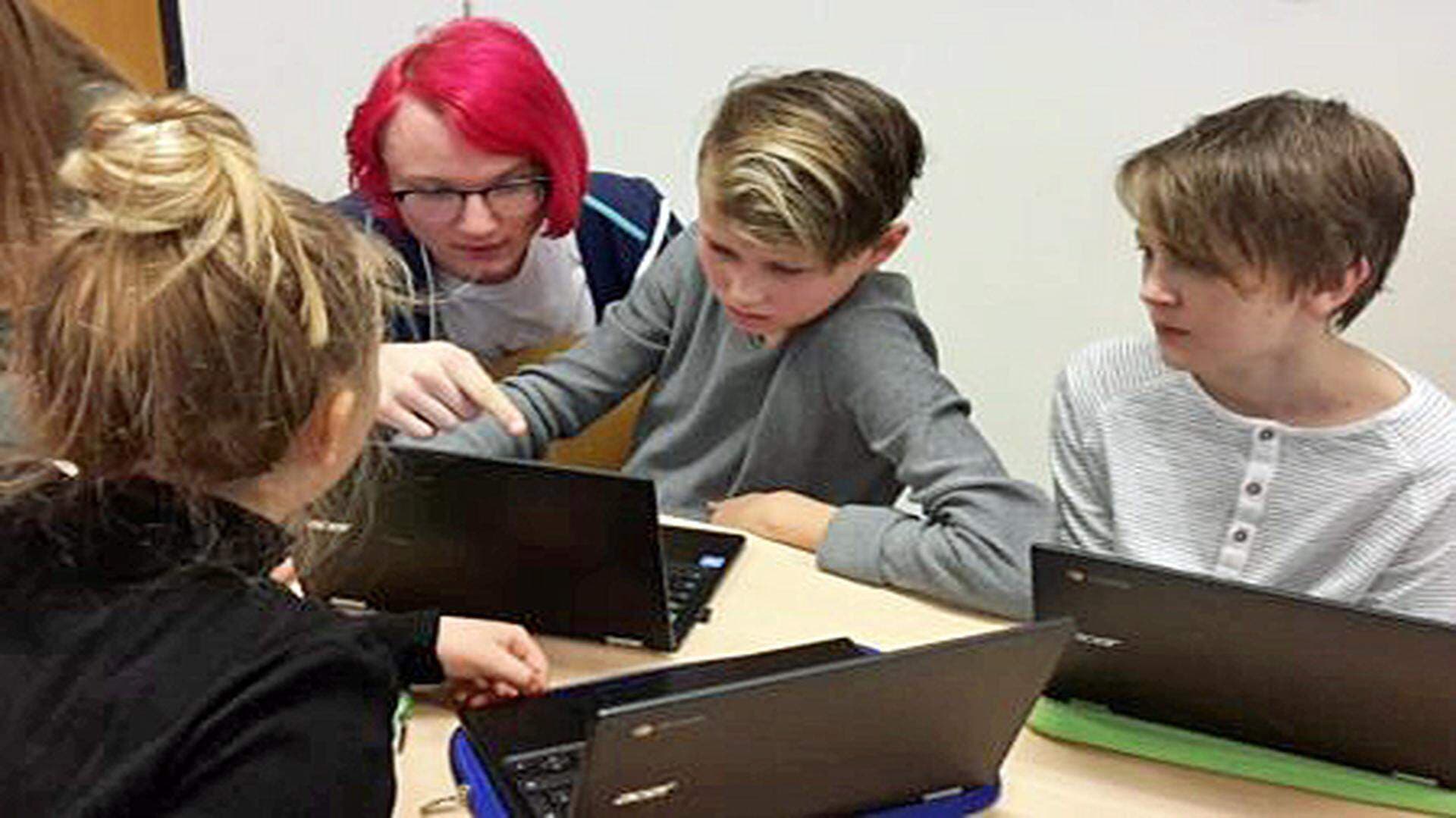 Elever med gymnasieelev.