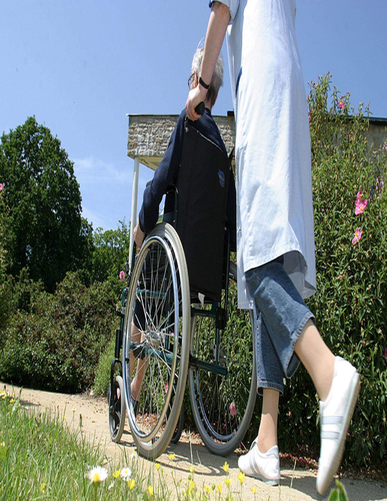 redigerad man i rullstol m vårdare.jpg