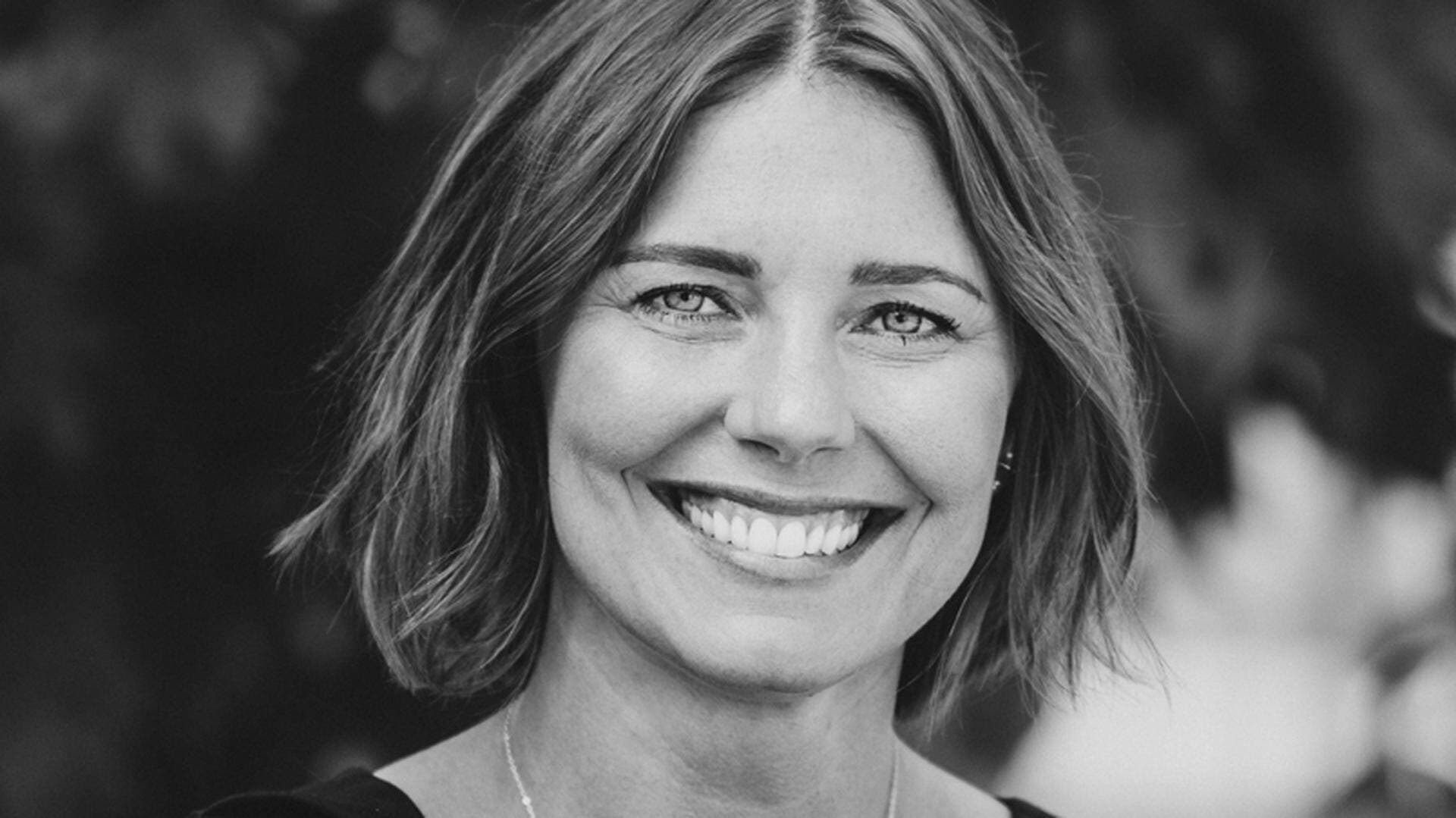 Amanda Hurst i svart trekvarsttopp