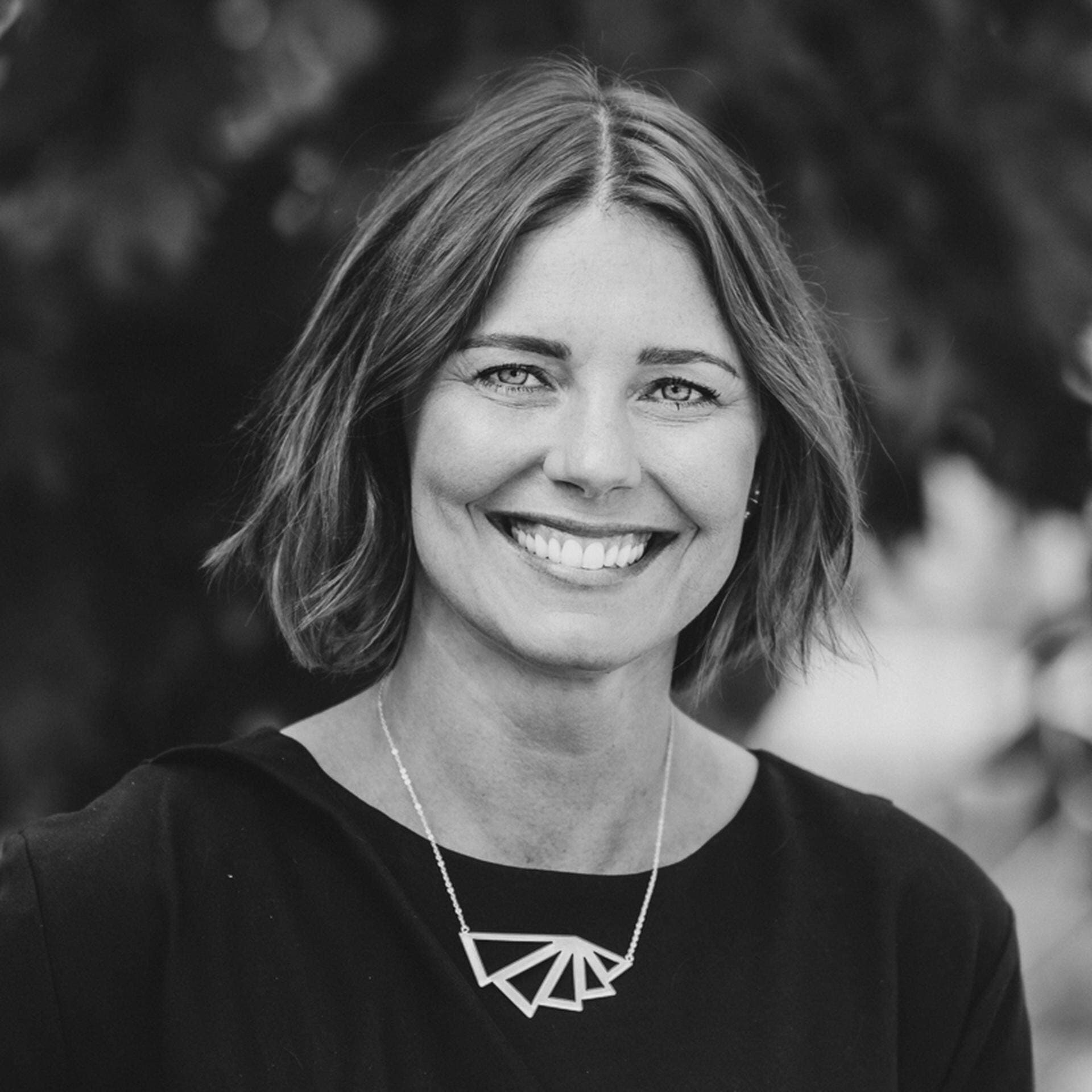 Amanda Hurst i svart trekvarsttopp