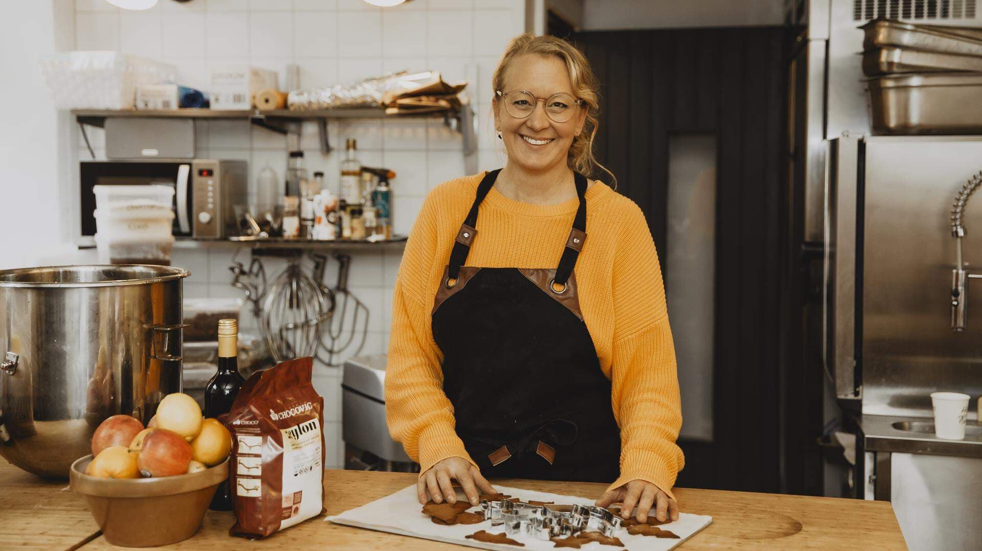 Linda Kroon i ett kök, bakar pepparkakor