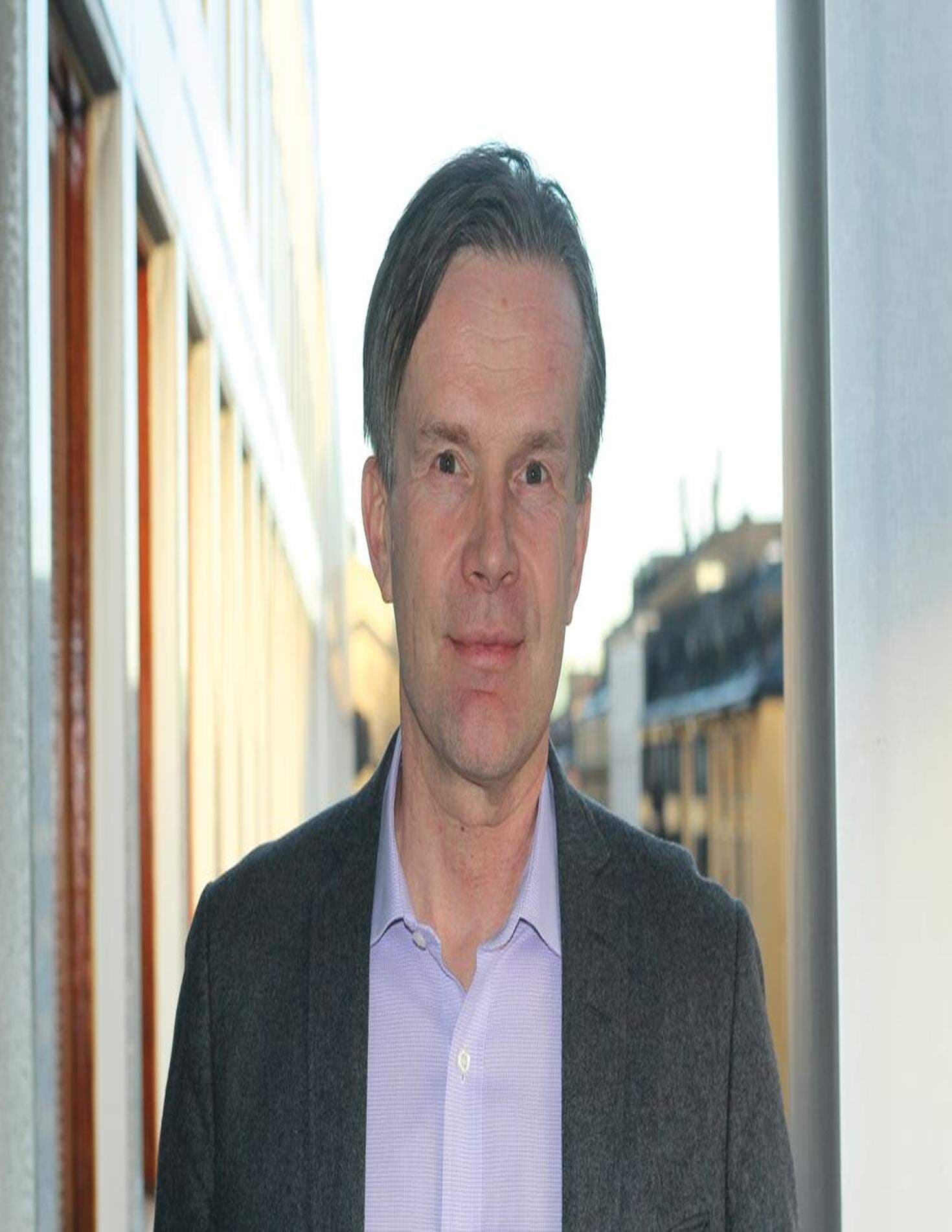 Caj Luoma från Transportföretagen med fasader bakom sig