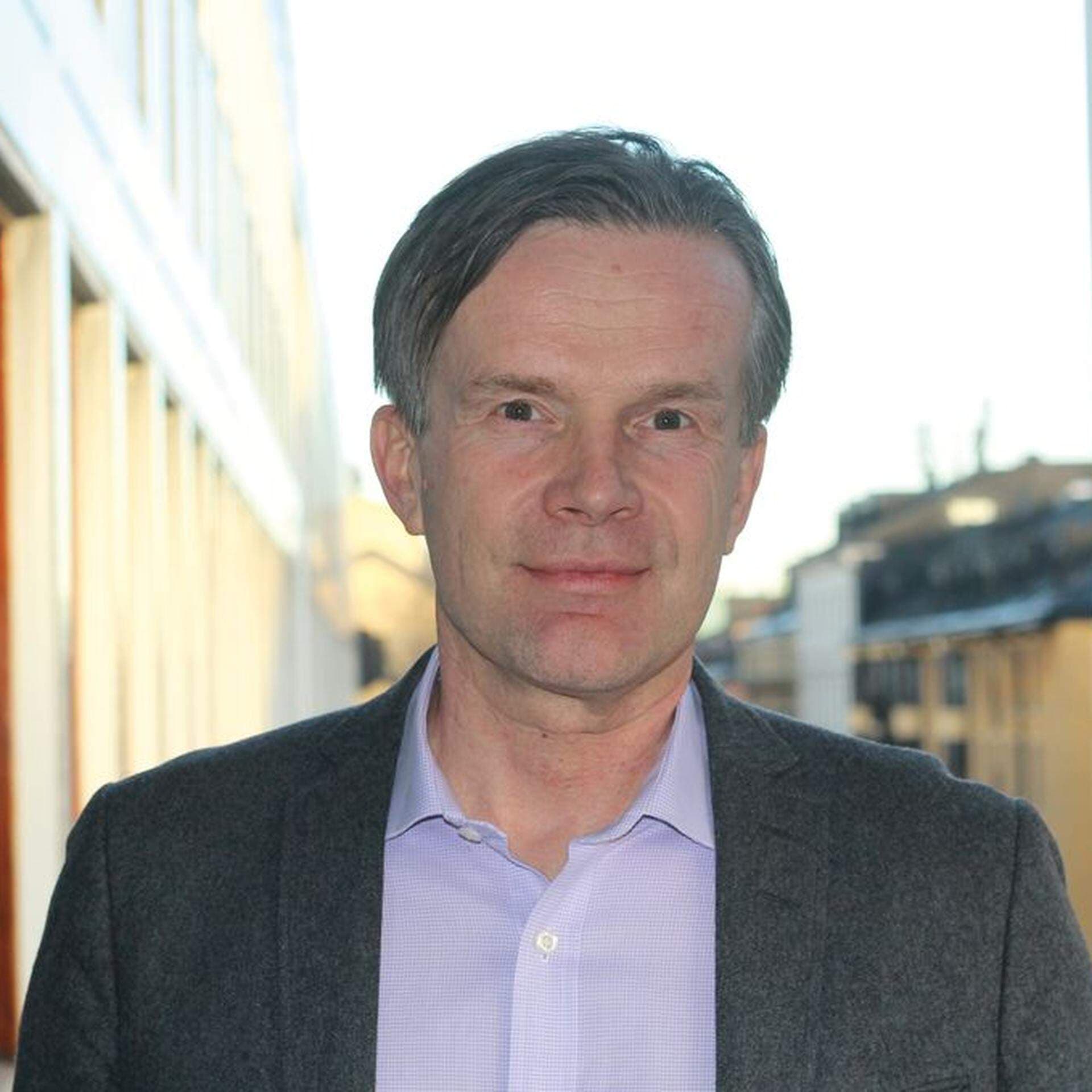 Caj Luoma från Transportföretagen med fasader bakom sig