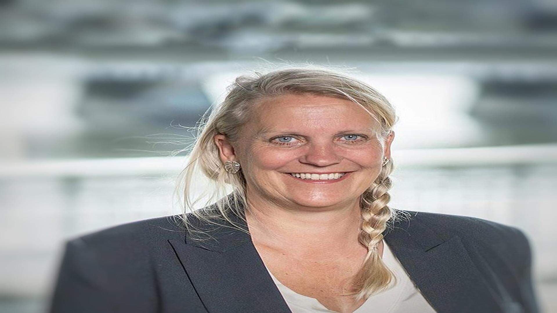 Camilla Mårtensen i vit blus och mörkblå kavaj