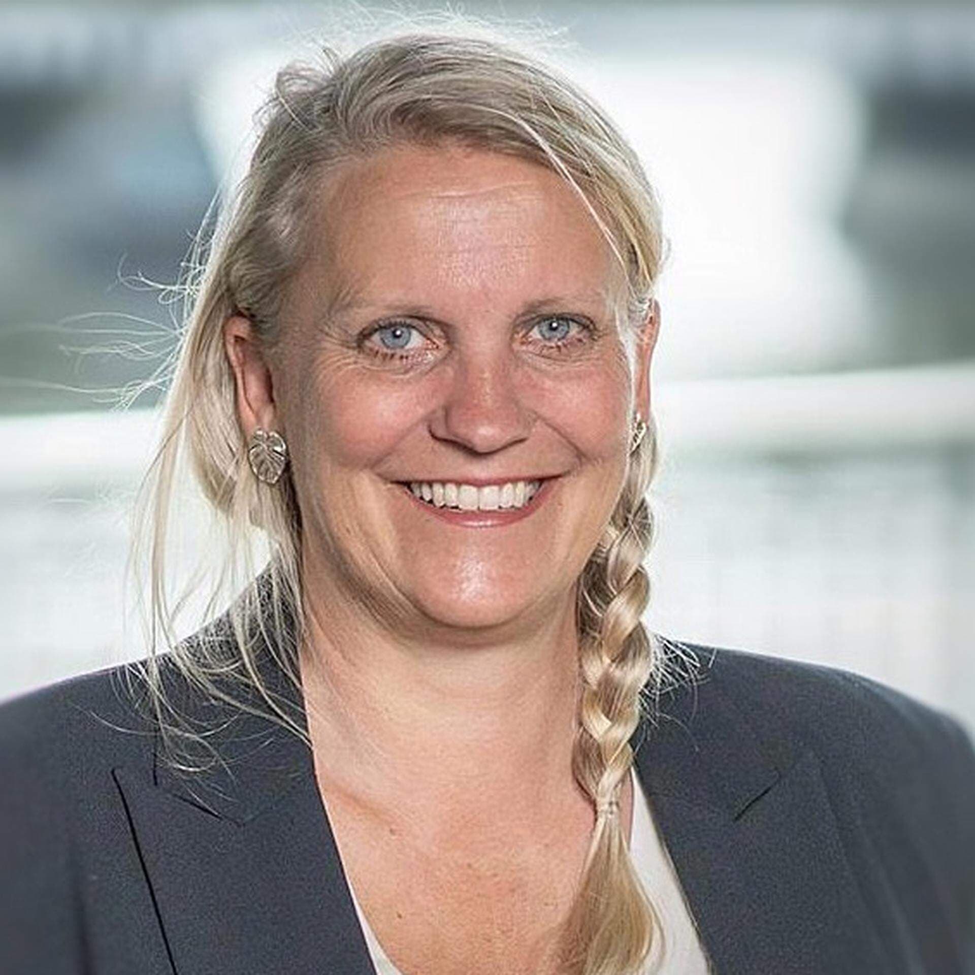 Camilla Mårtensen i vit blus och mörkblå kavaj