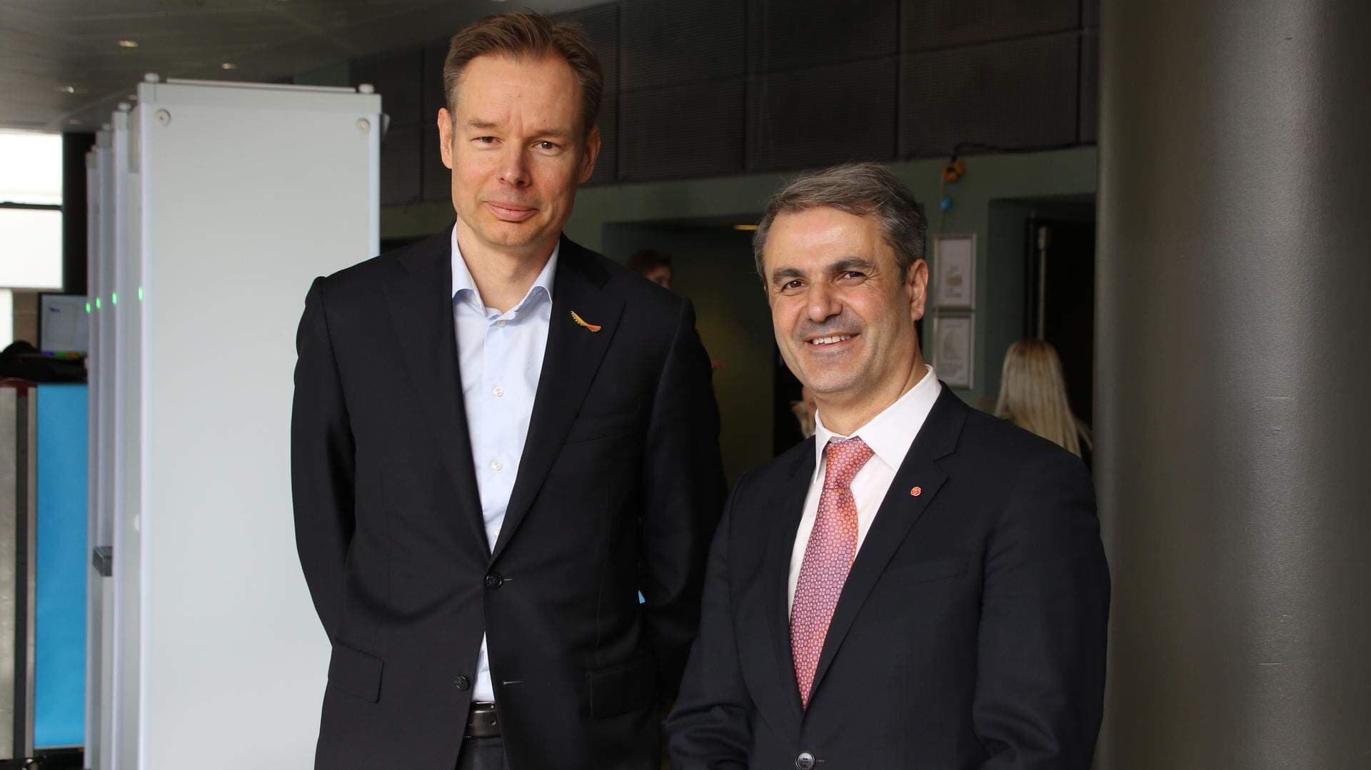 Svenskt Näringslivs ordförande Fredrik Persson tillsammans med näringsminister Ibrahim Baylan under Socialdemokraternas kongress i Örebro.