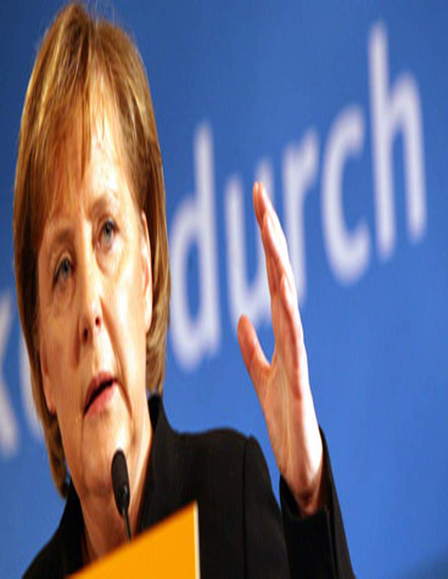 Förbundskansler Angela Merkel i talarstolen.