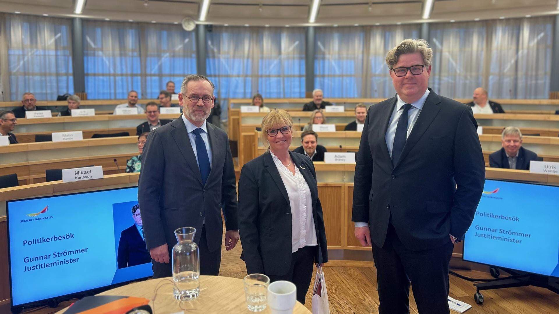 Justitieminister Gunnar Strömmer flankerad av Marie Svensson och Jens Hedström