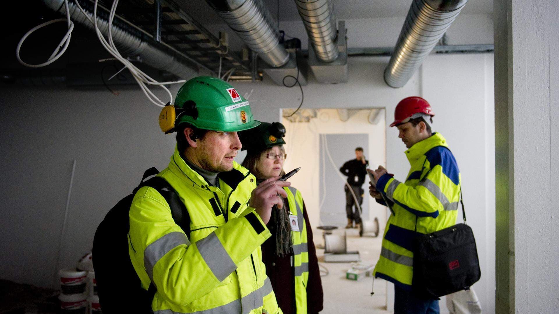 Skyddsombud kontrollerar bygge inne på KTH- området.