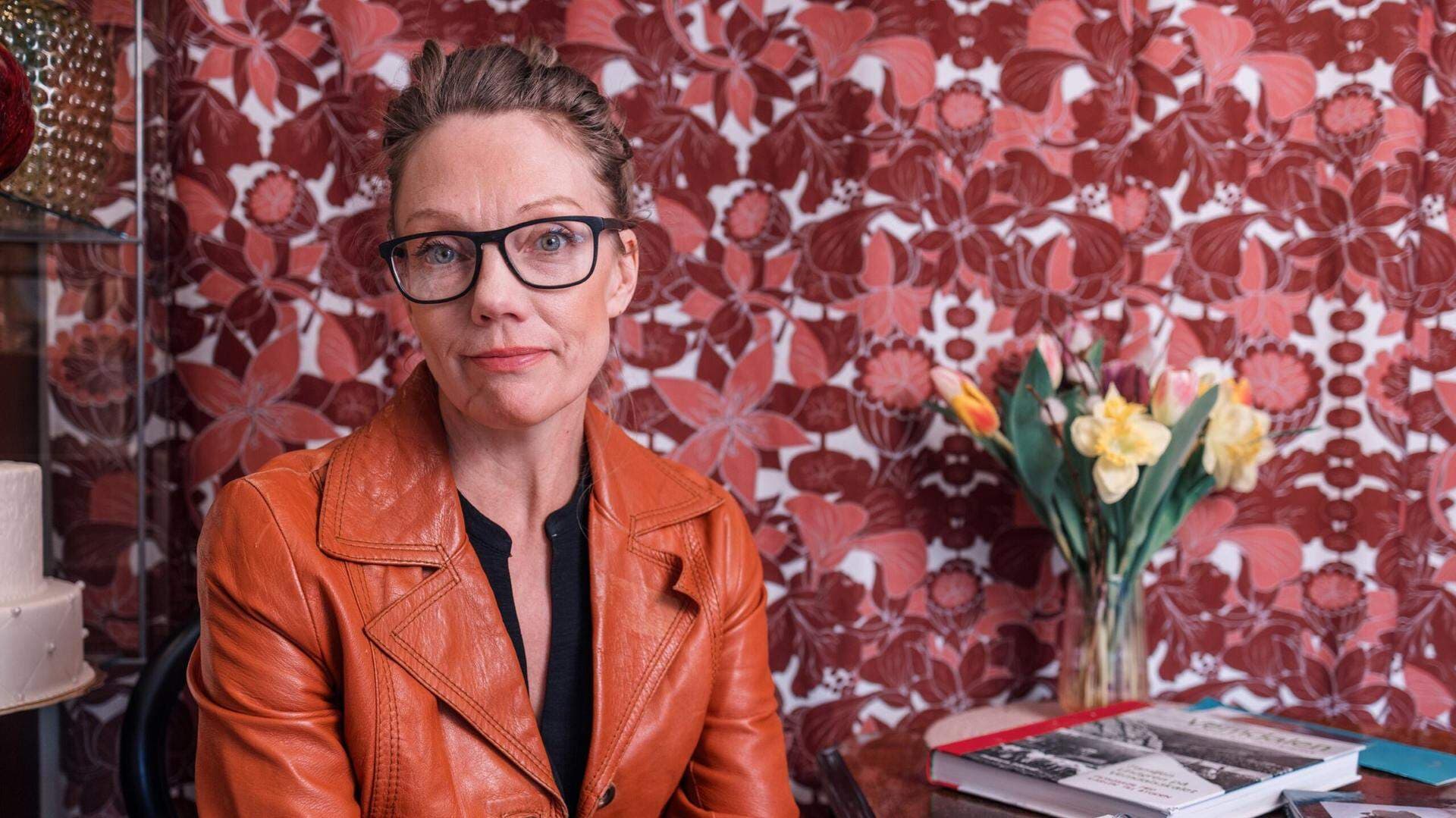 Jenny Nylund, chef för näringsliv och teknik på Bergs kommun, sitter vid ett bord och har en skinnjacka på sig.