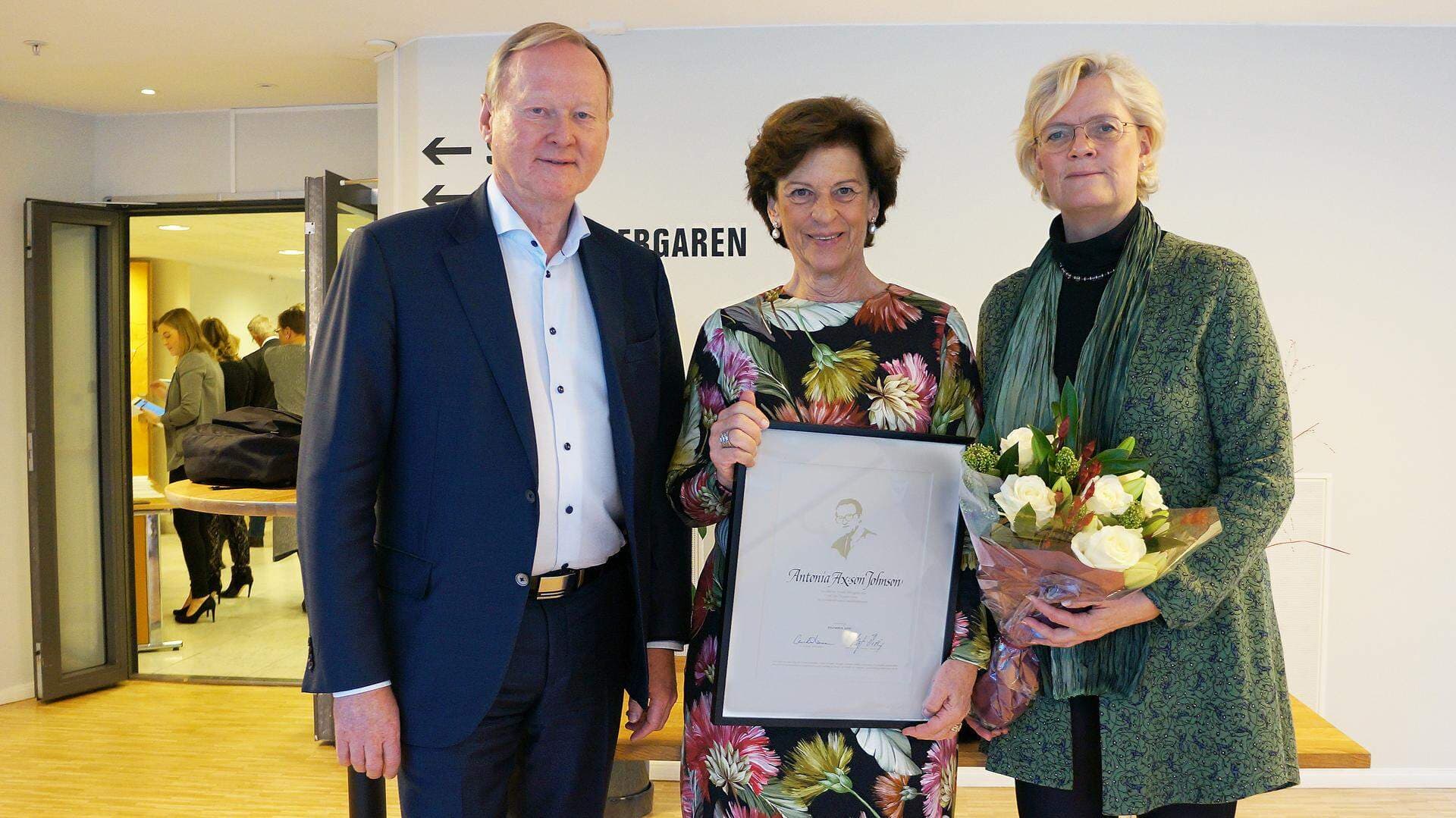 Leif Östling, styrelseordförande tillsammans med Antonia Ax:son Johnson, Nicolinpristagare och Carola Lemne, vd.