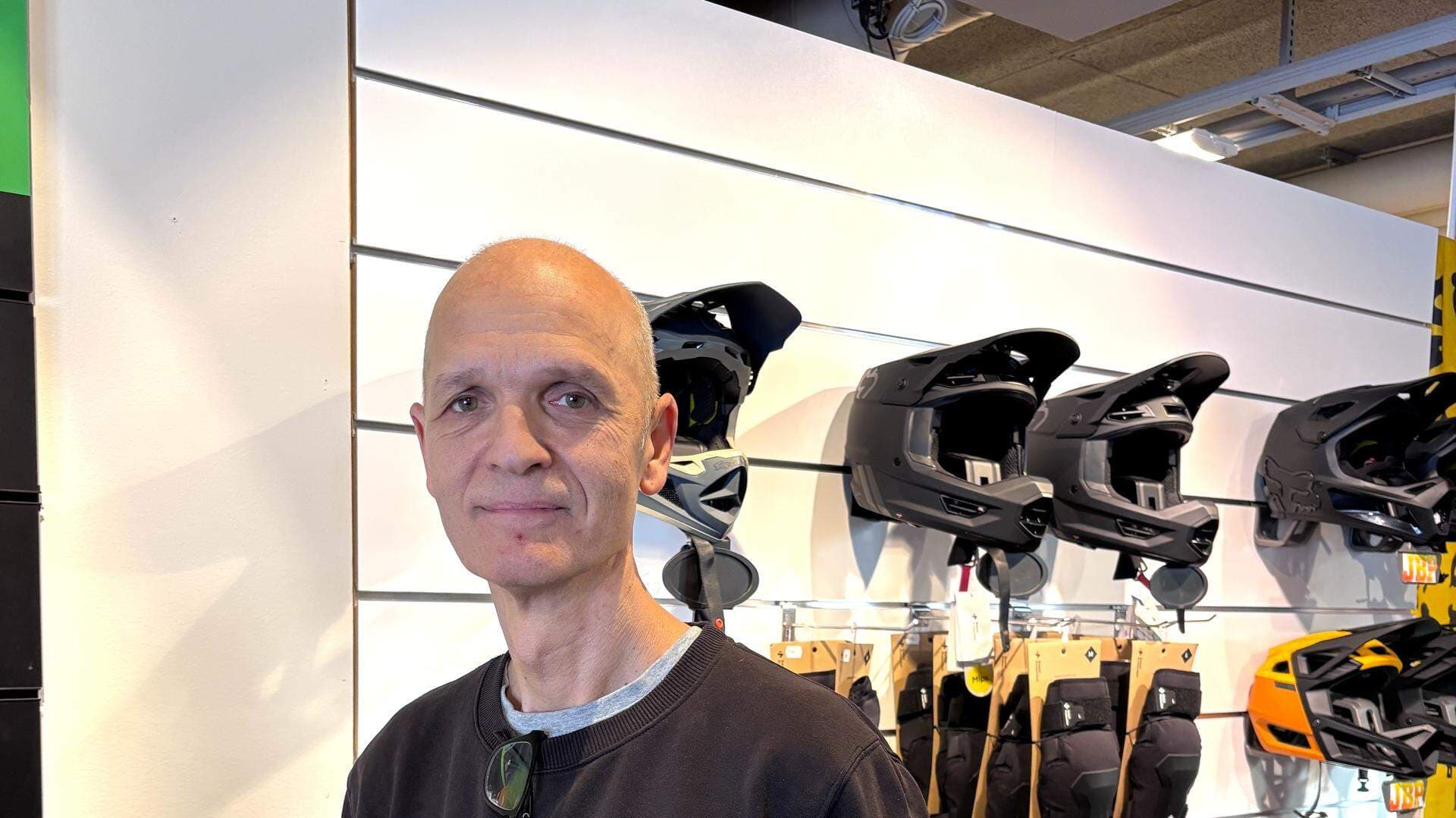 Lars Ek Lööv står inom i sin butik.