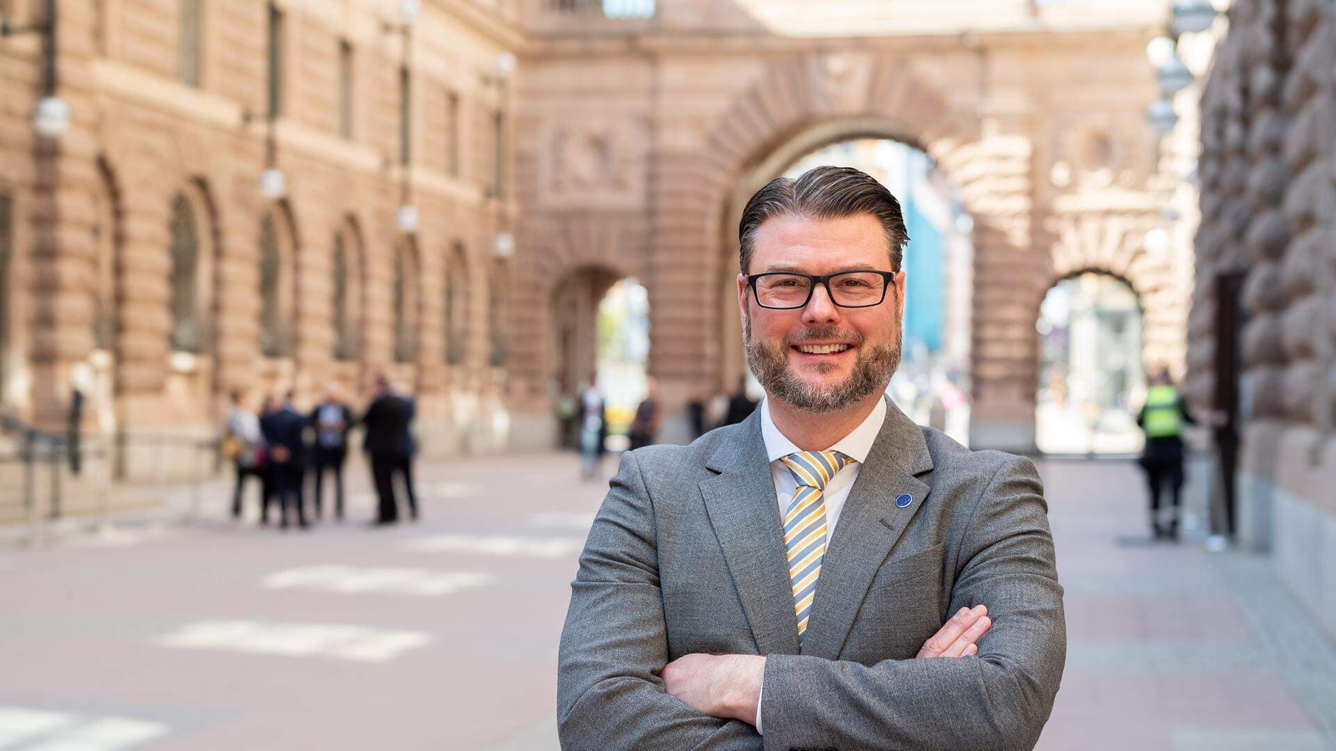 Edward Riedl står utanför Sveriges riksdag