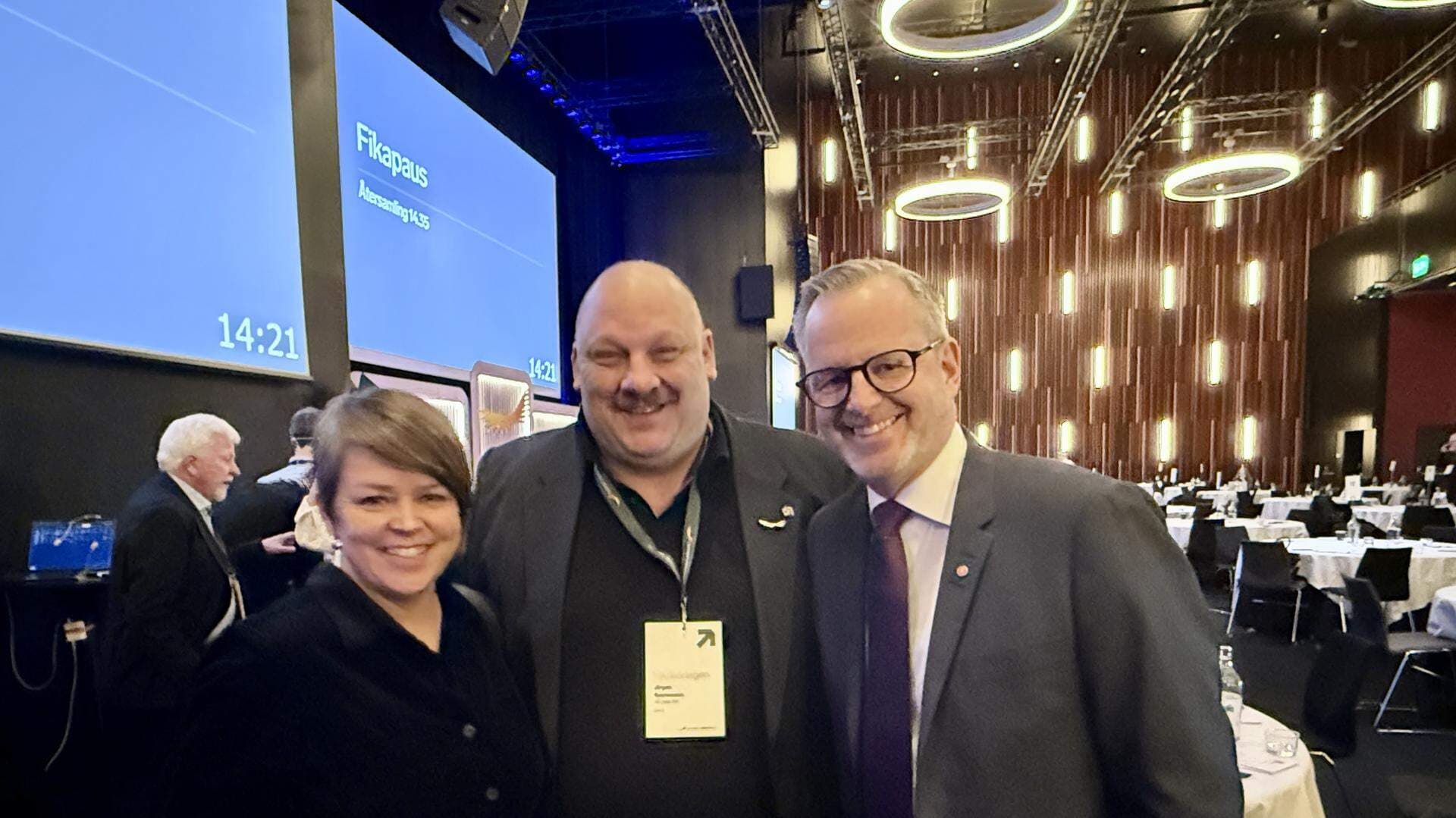 Jörgen Rasmusson flankerad av Katrin Stjernfeldt Jammeh och Mikael Damberg