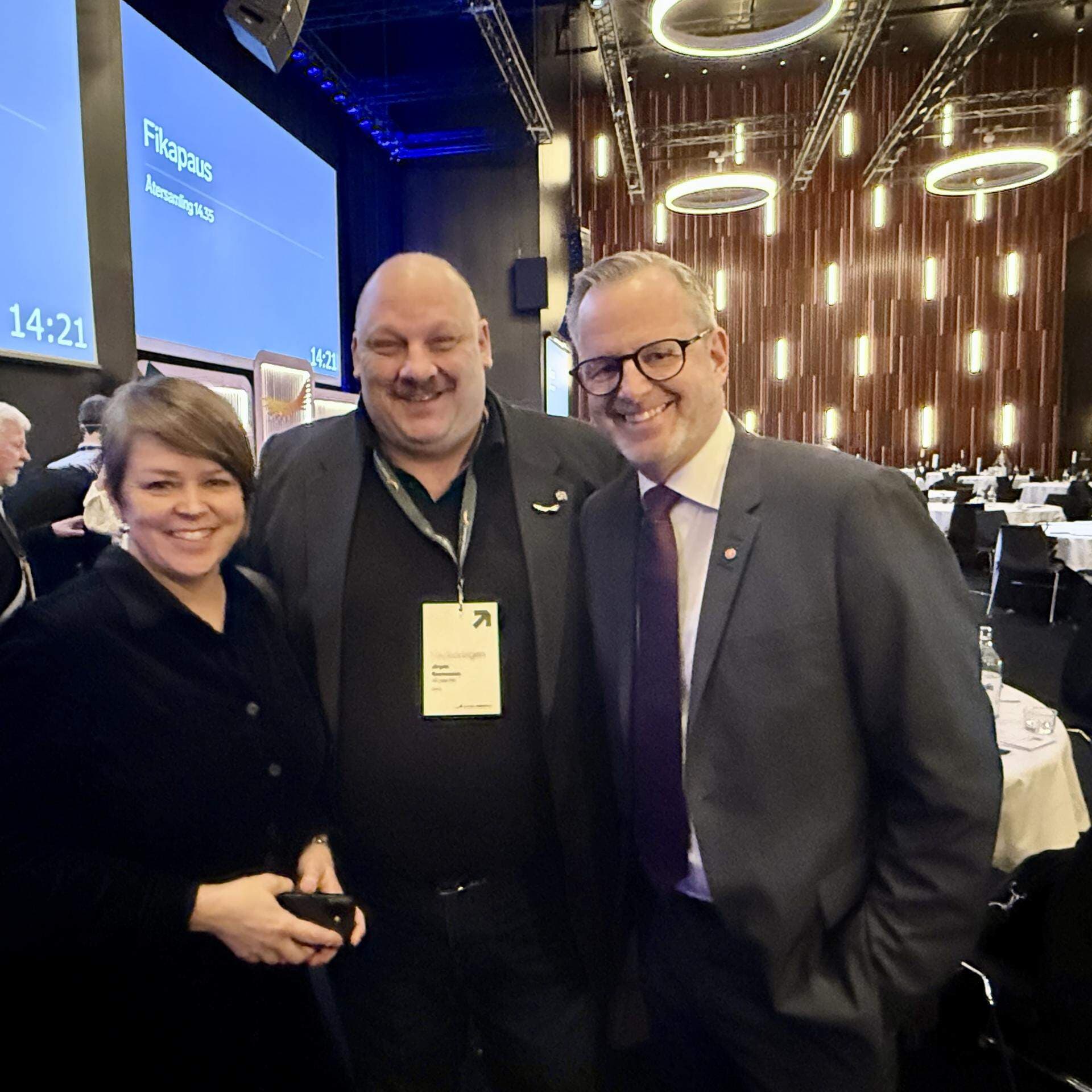 Jörgen Rasmusson flankerad av Katrin Stjernfeldt Jammeh och Mikael Damberg