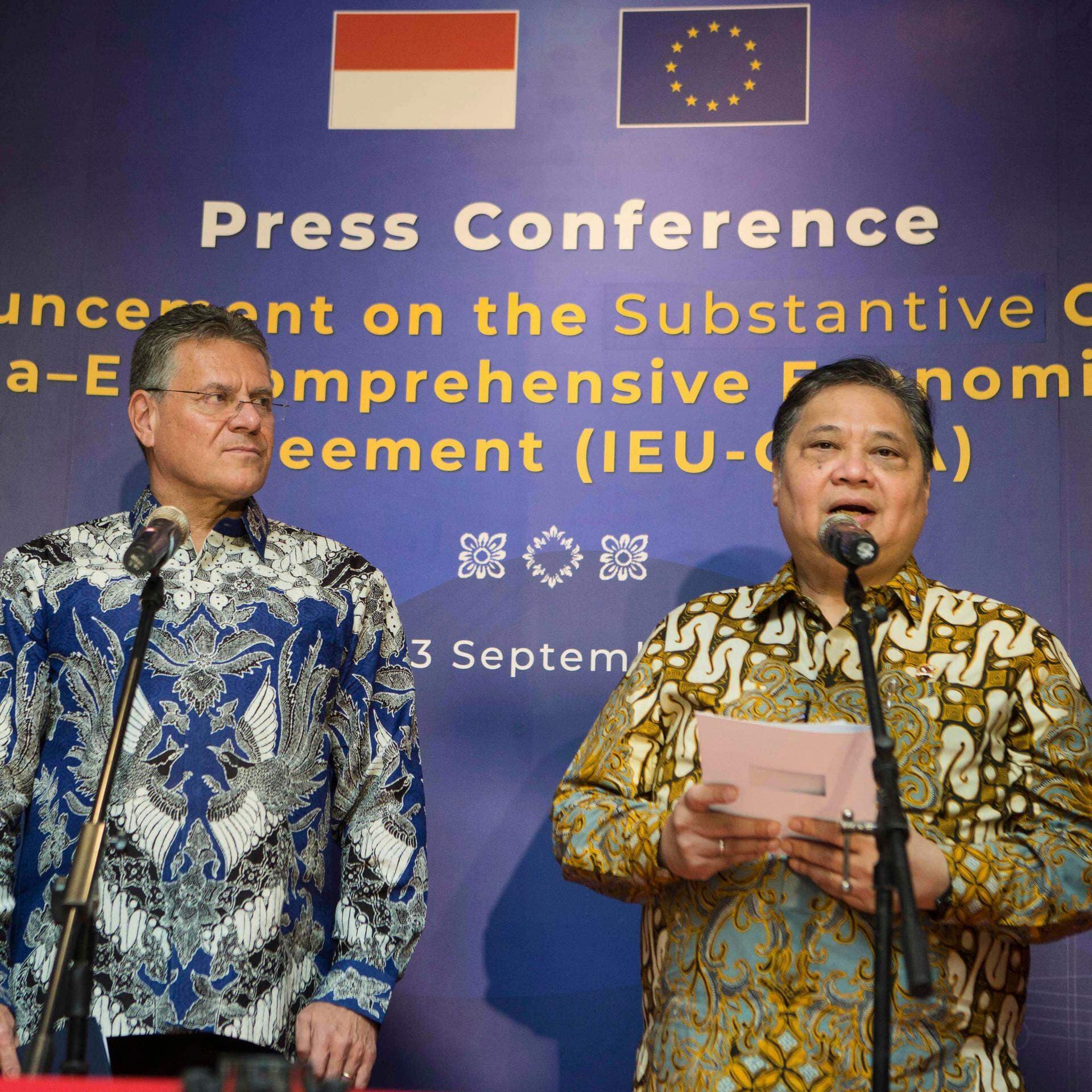 Indonesiens samordnande minister för ekonomifrågor Airlangga Hartarto, till höger, och EU-kommissionären för handel och ekonomisk säkerhet Maros Sefcovic deltar i en presskonferens efter undertecknandet av ett handelsavtal mellan Indonesien och EU i Nusa Dua, Bali, Indonesien, tisdagen den 23 september 2025.