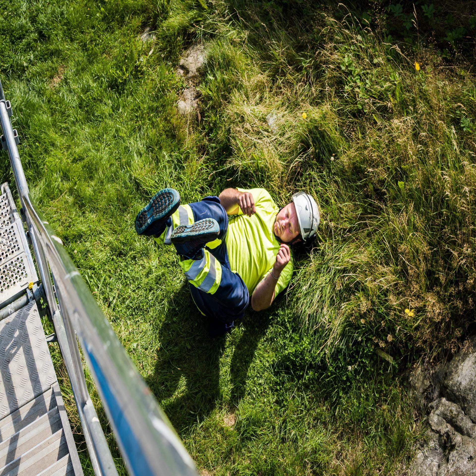 Bygganställd faller faller på marken utomhus.jpg