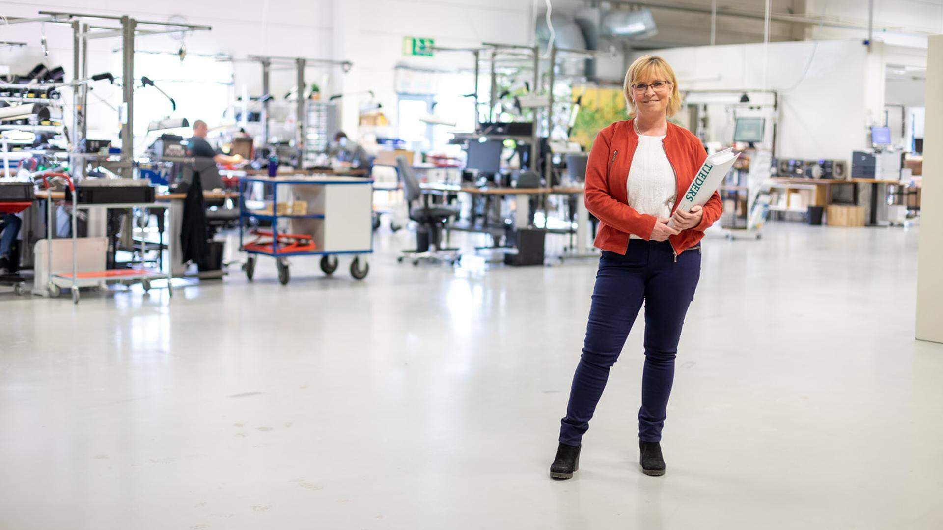 Marie Svensson står i en industrilokal