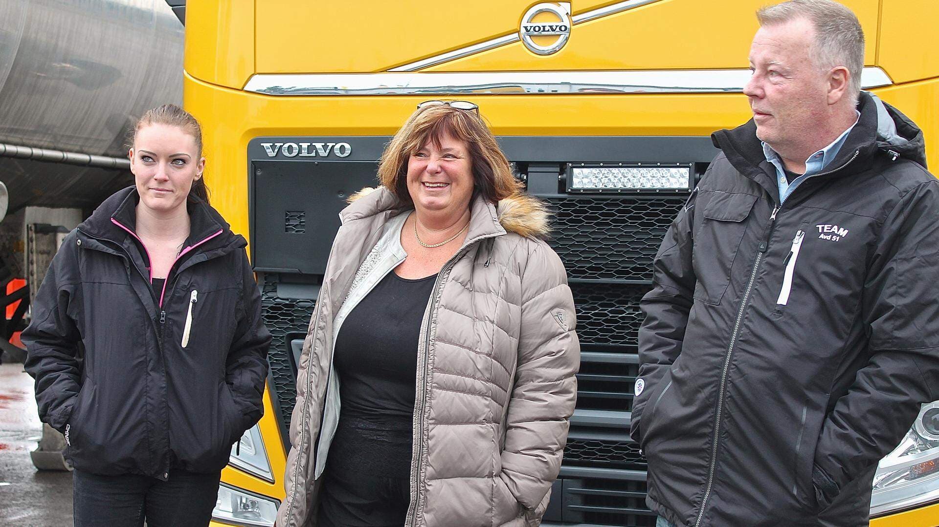 I mitten av bilden Suzanne Svensson, riksdagsledamot, och till höger Benny Lundgren, Svenska Transportarbetareförbundet, fick en inblick i Lina Svenssons vardag som yrkeschaufför.