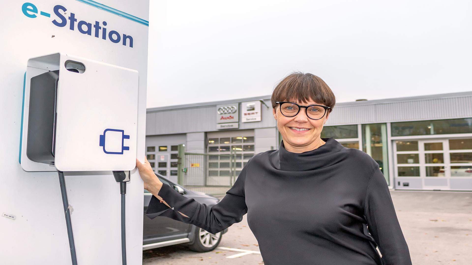 Halvfigur vid en tankstation