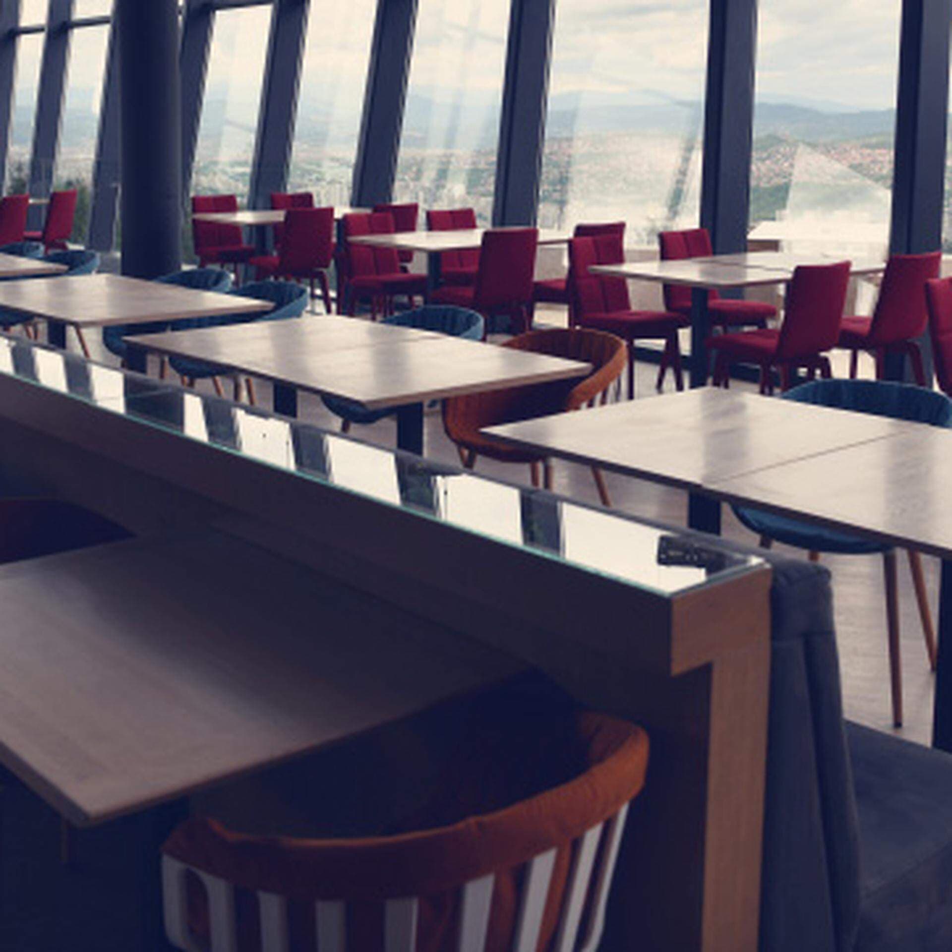 Johan Dalén i kollage med en tom restaurang