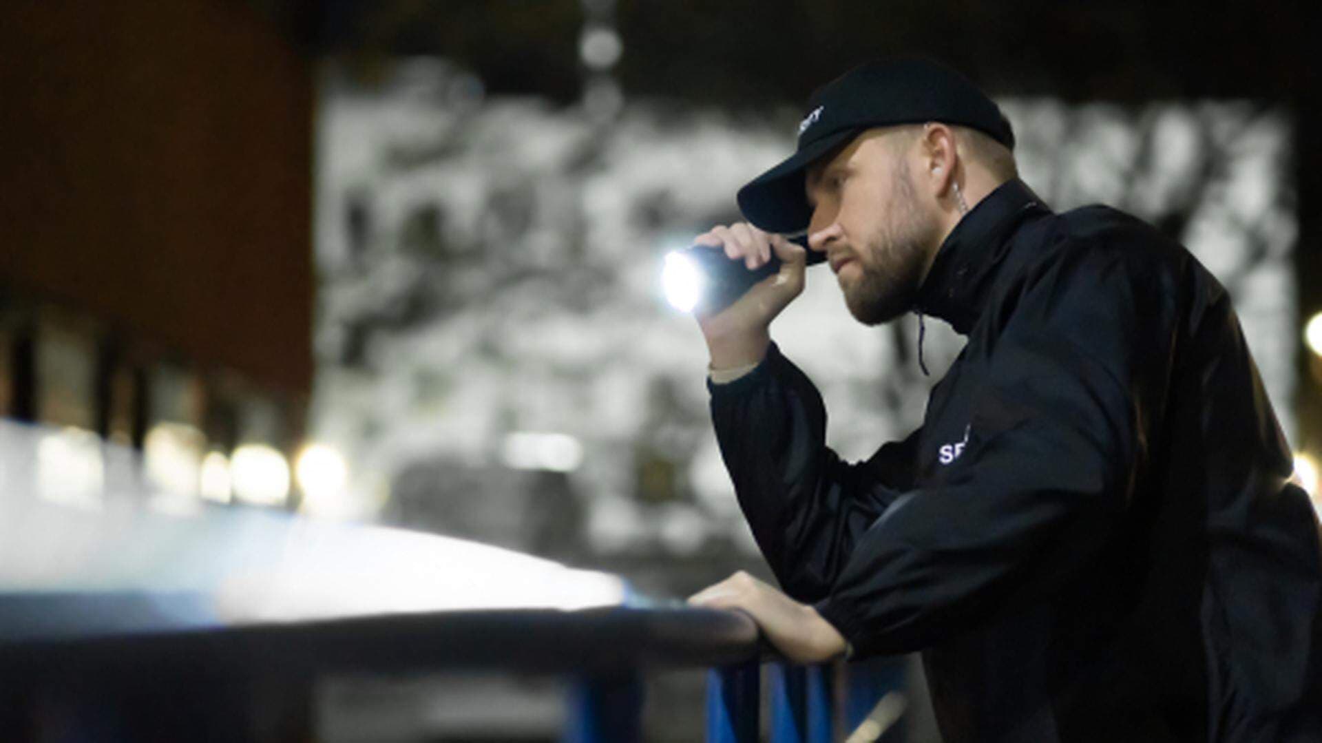 säkerhetsvakt med en ficklampa