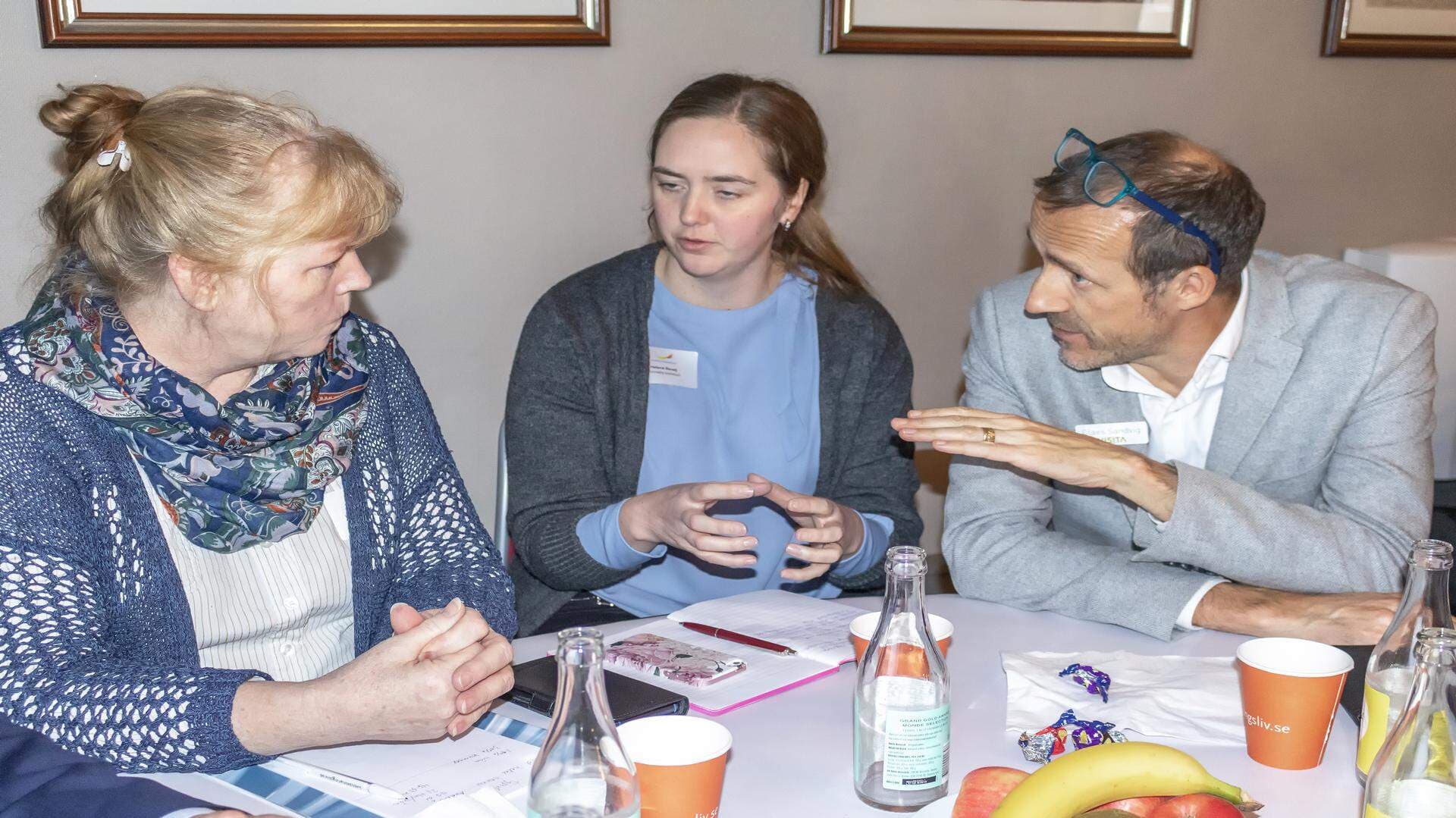 tre personer i diskussion