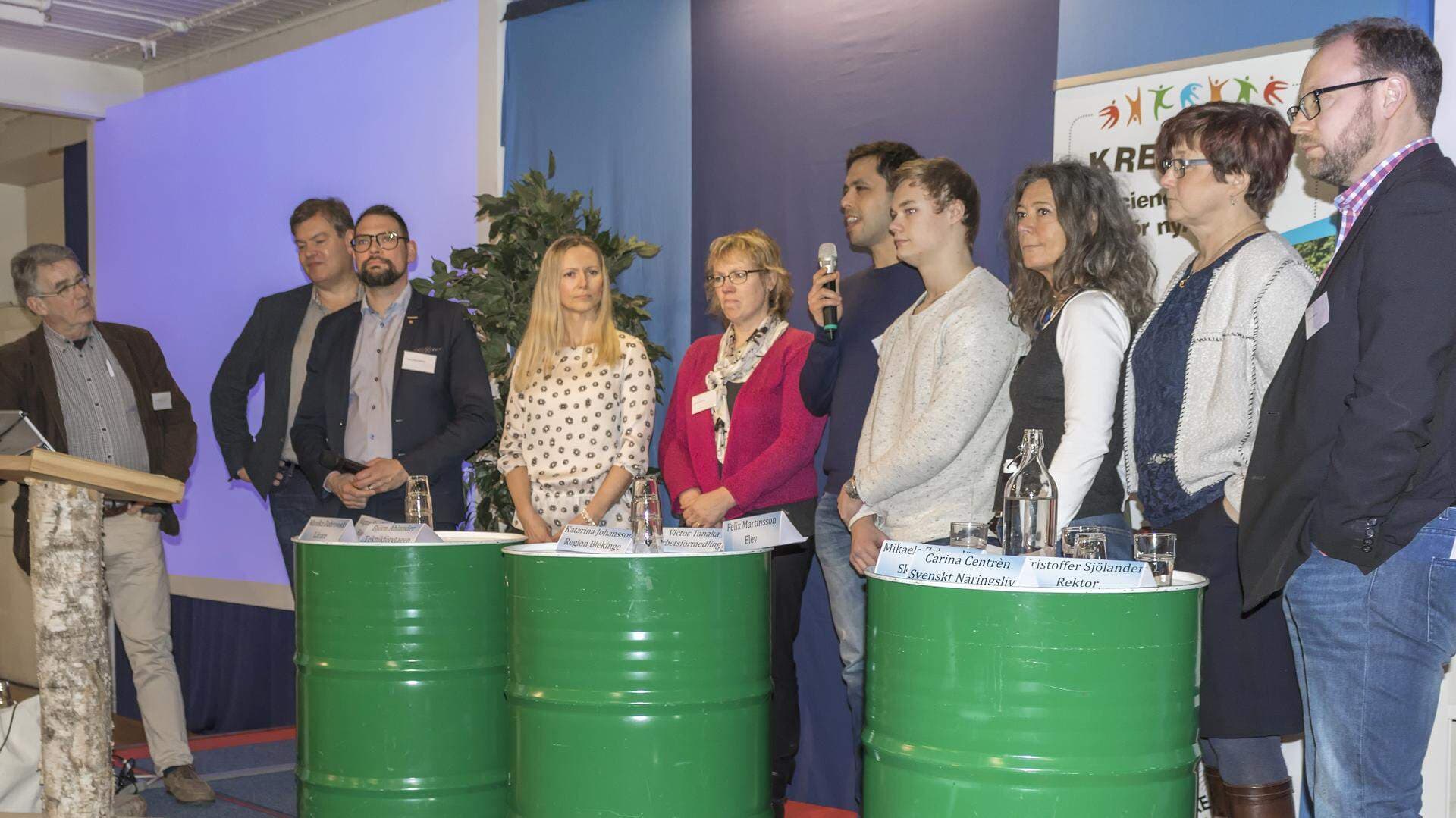 Paneldeltagare på scen