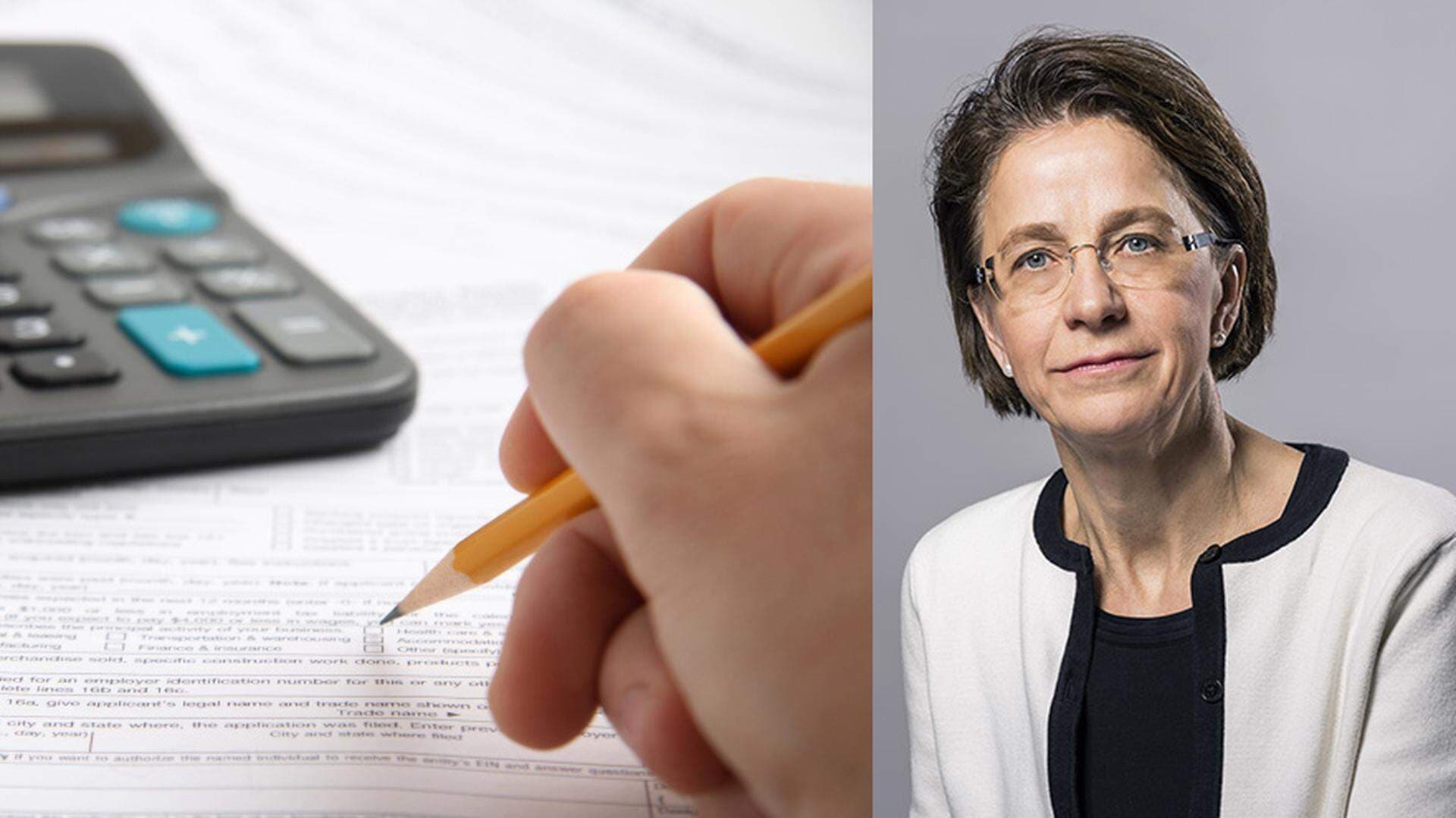 Birgitta Laurent och någon som fyller i en blankett