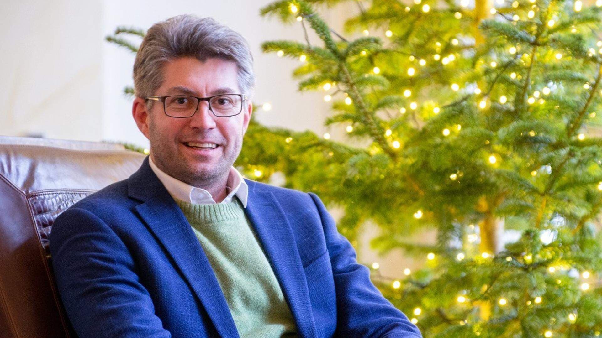 Johan Dalén framför julgran