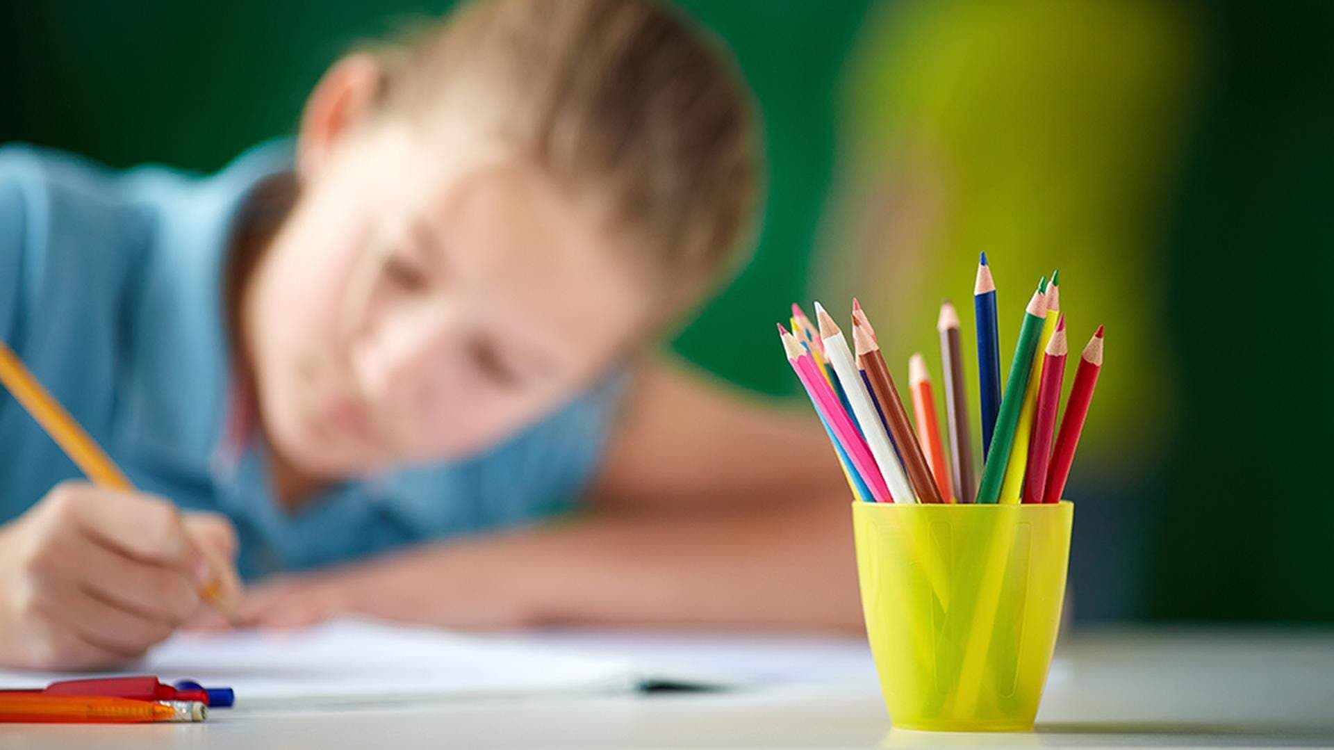 elev och en burk med pennor