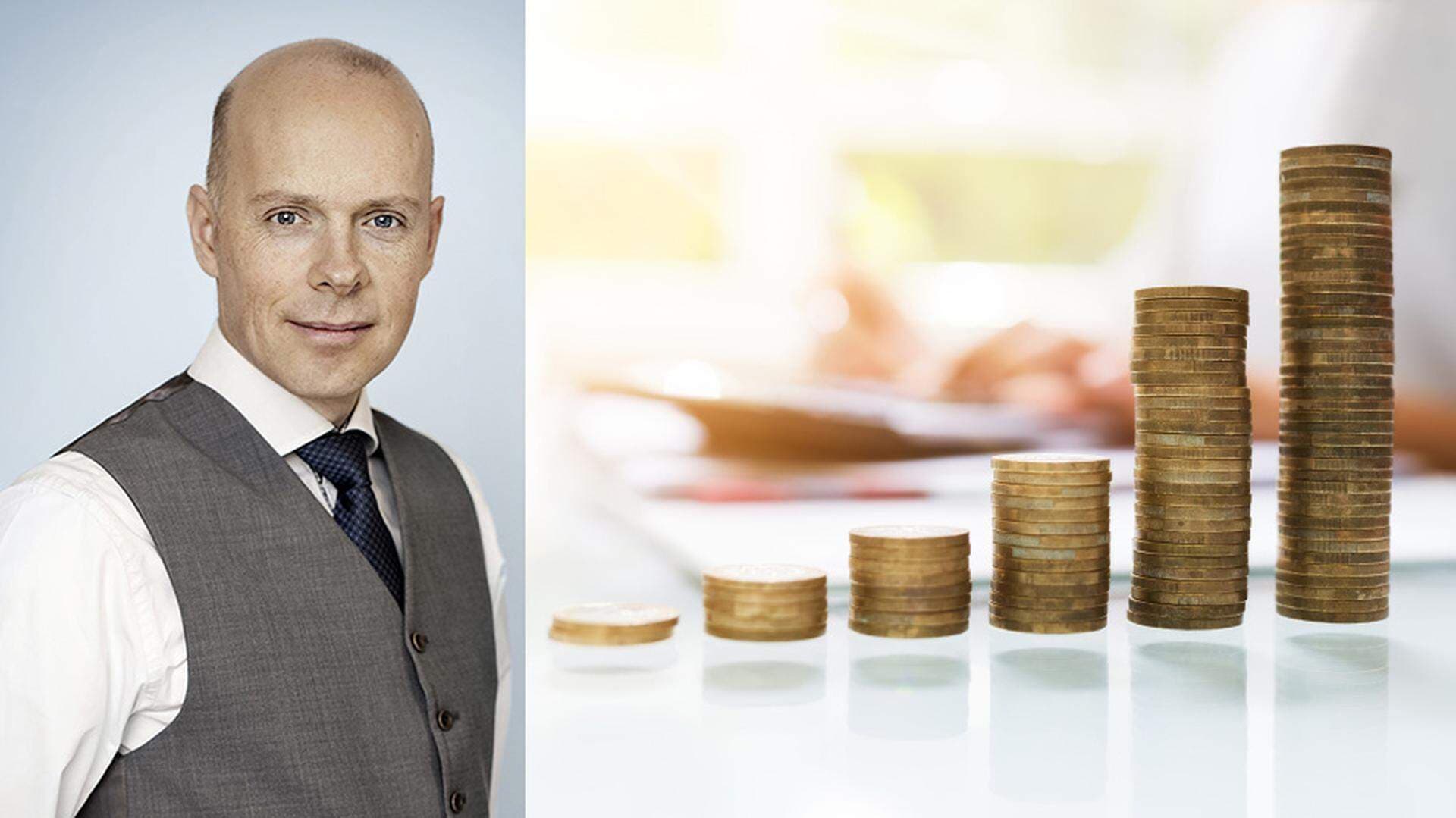 August Liljeqvist i kollage med högar av mynt på ett skrivbord.