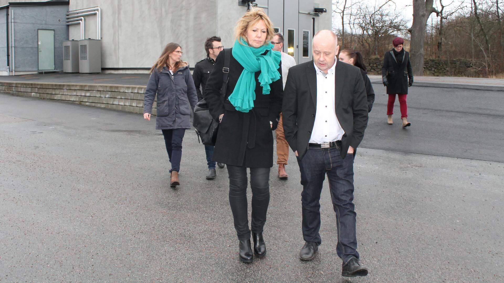 Rundvandring inom anläggningsområdet i Karlshamn. Liane Ask, Sveriges Åkeriföretag Syd, diskuterade FoodTankers CSR-arbete med Mats Petersson, sälj- och marknadschef.