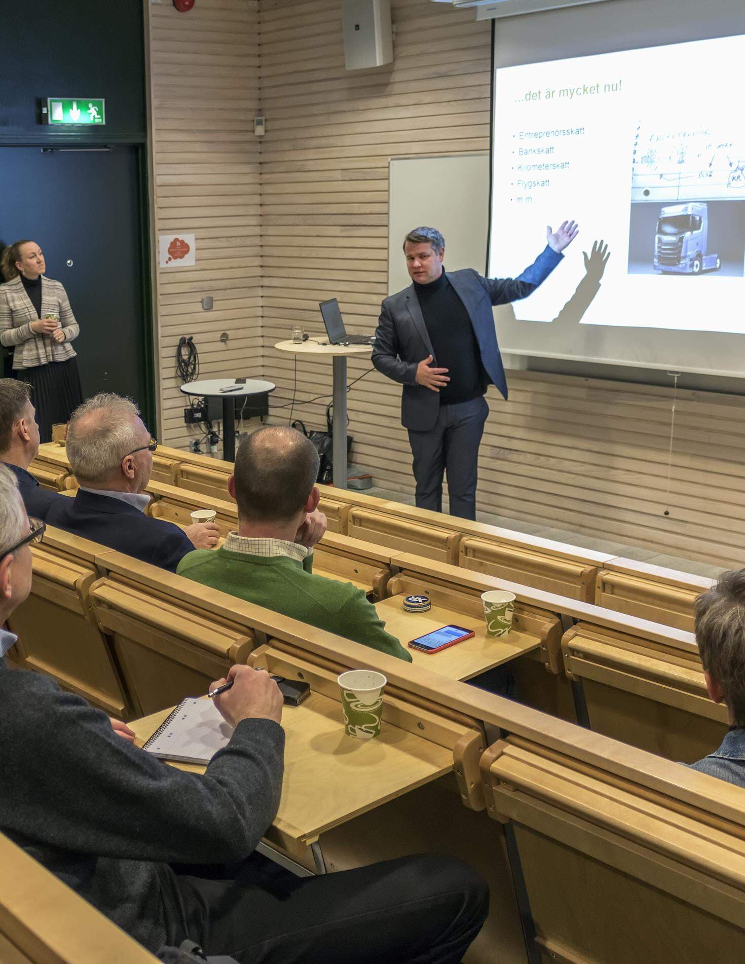 Johnny framför något...