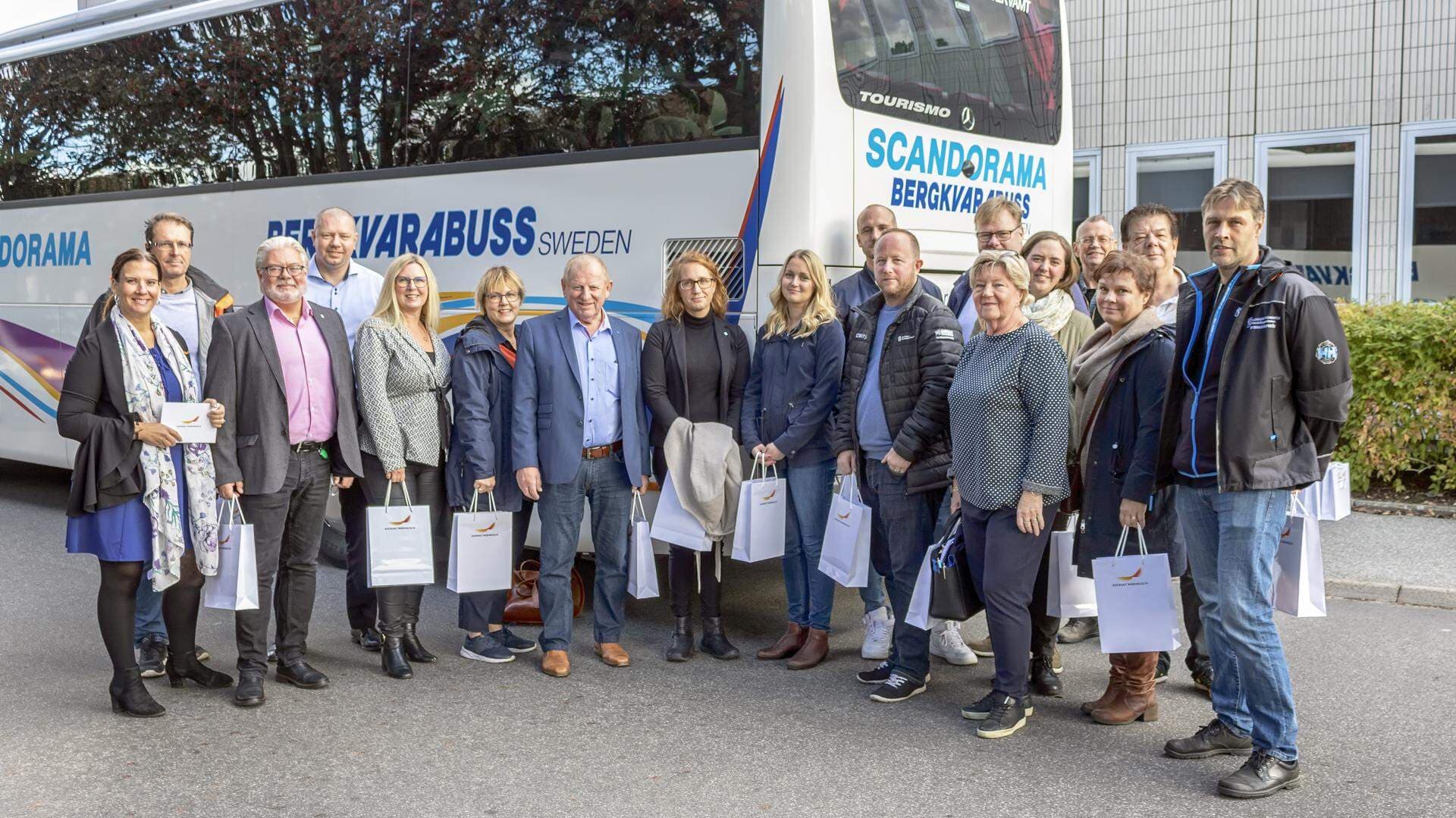 samling personer inför gemensam företagsresa.