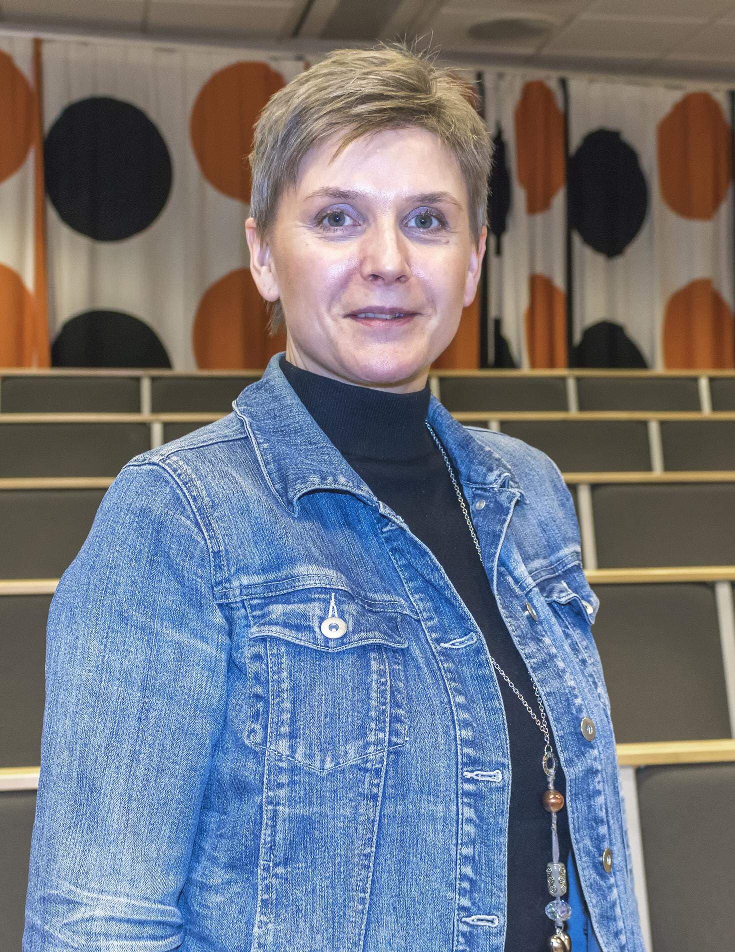 Katarina liggande vid gardiner