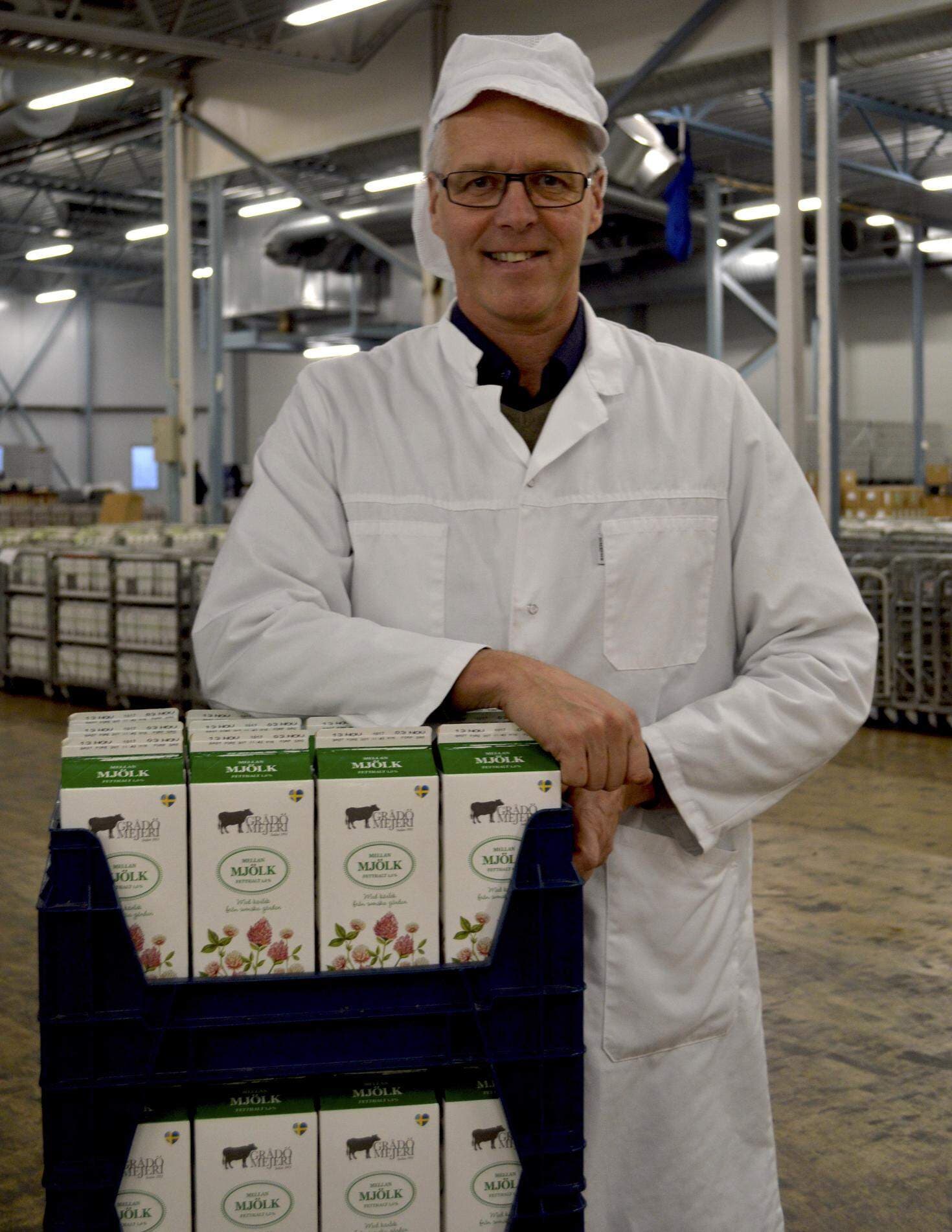 Staffan Eklöw, mejerichef på Grådö mejeri står i produktionen med mjölkkartonger