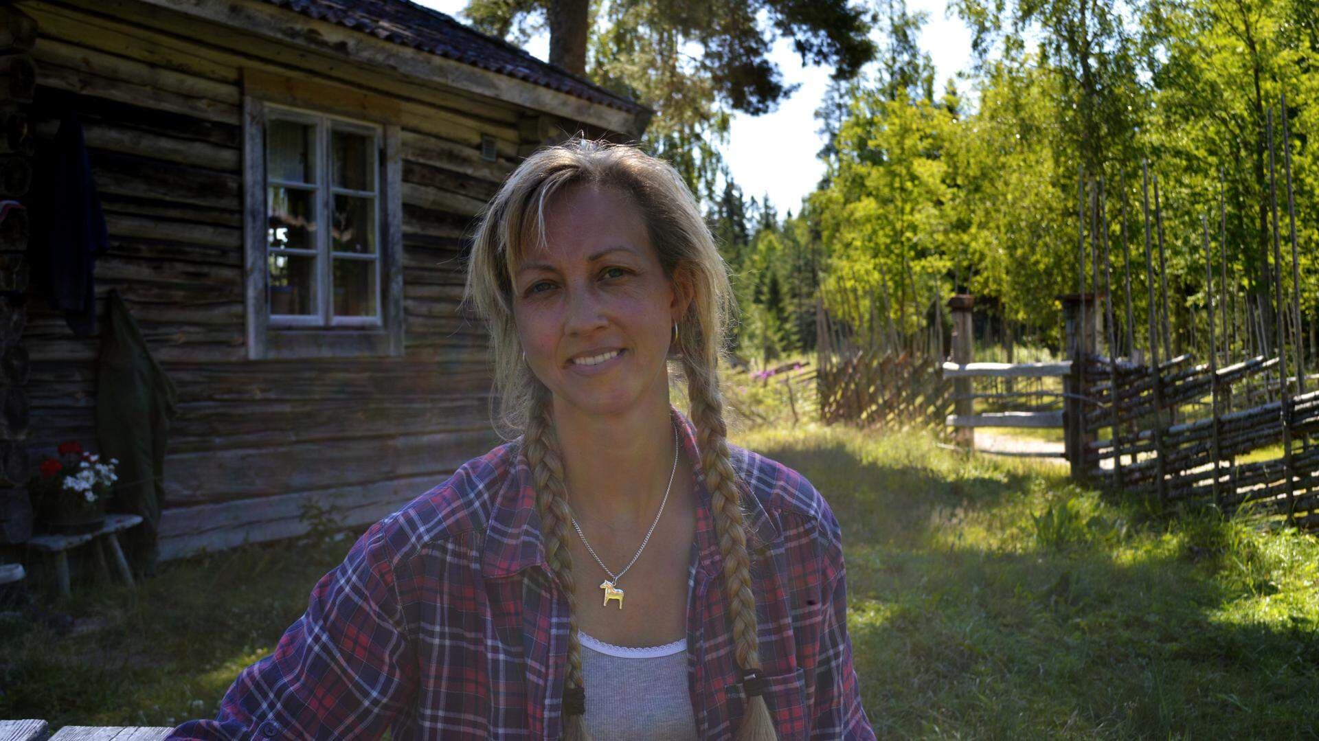 Tin Gumus utanför timmerhuset på fäboden