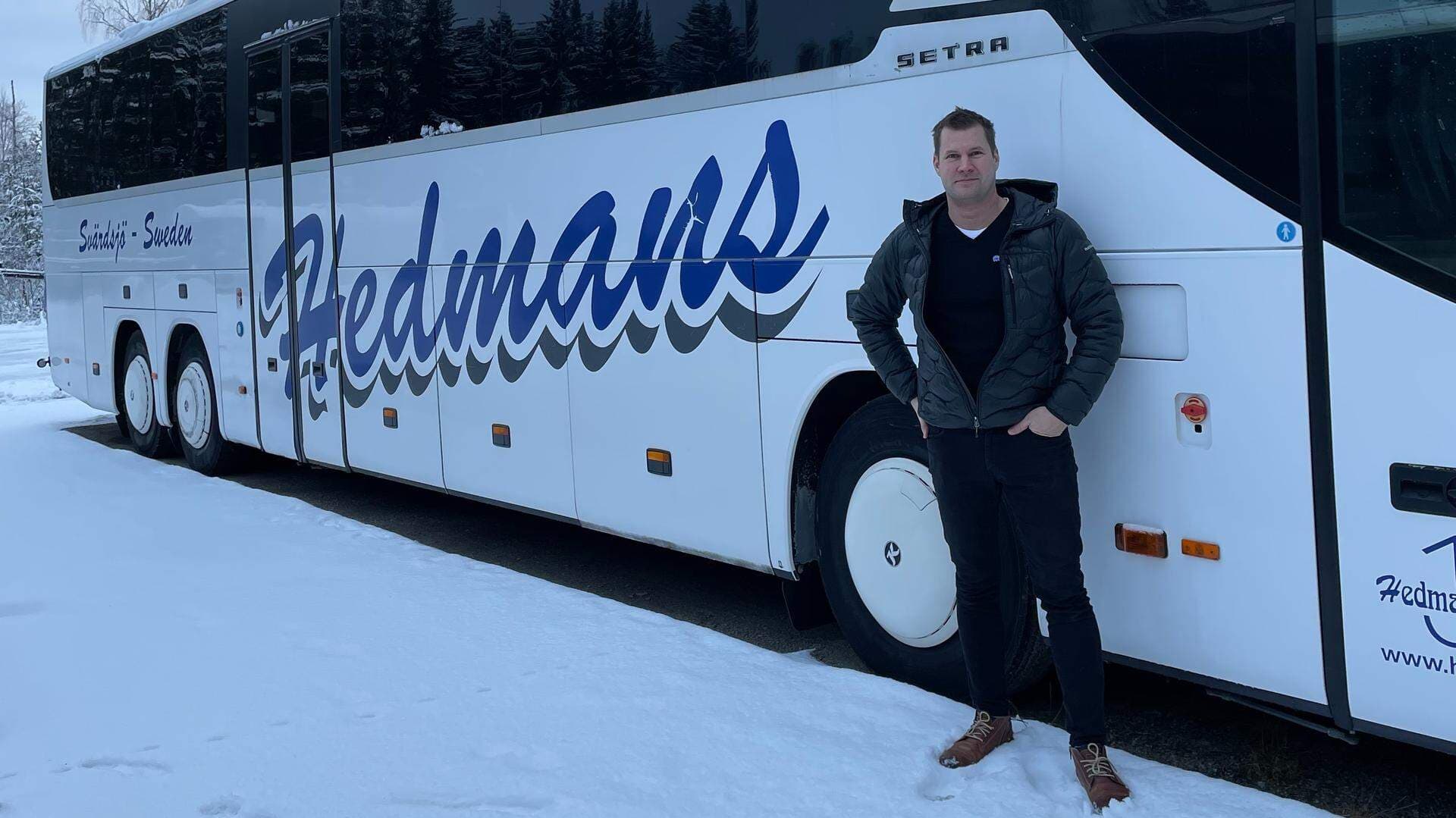 Mattias Dahlström framför en buss