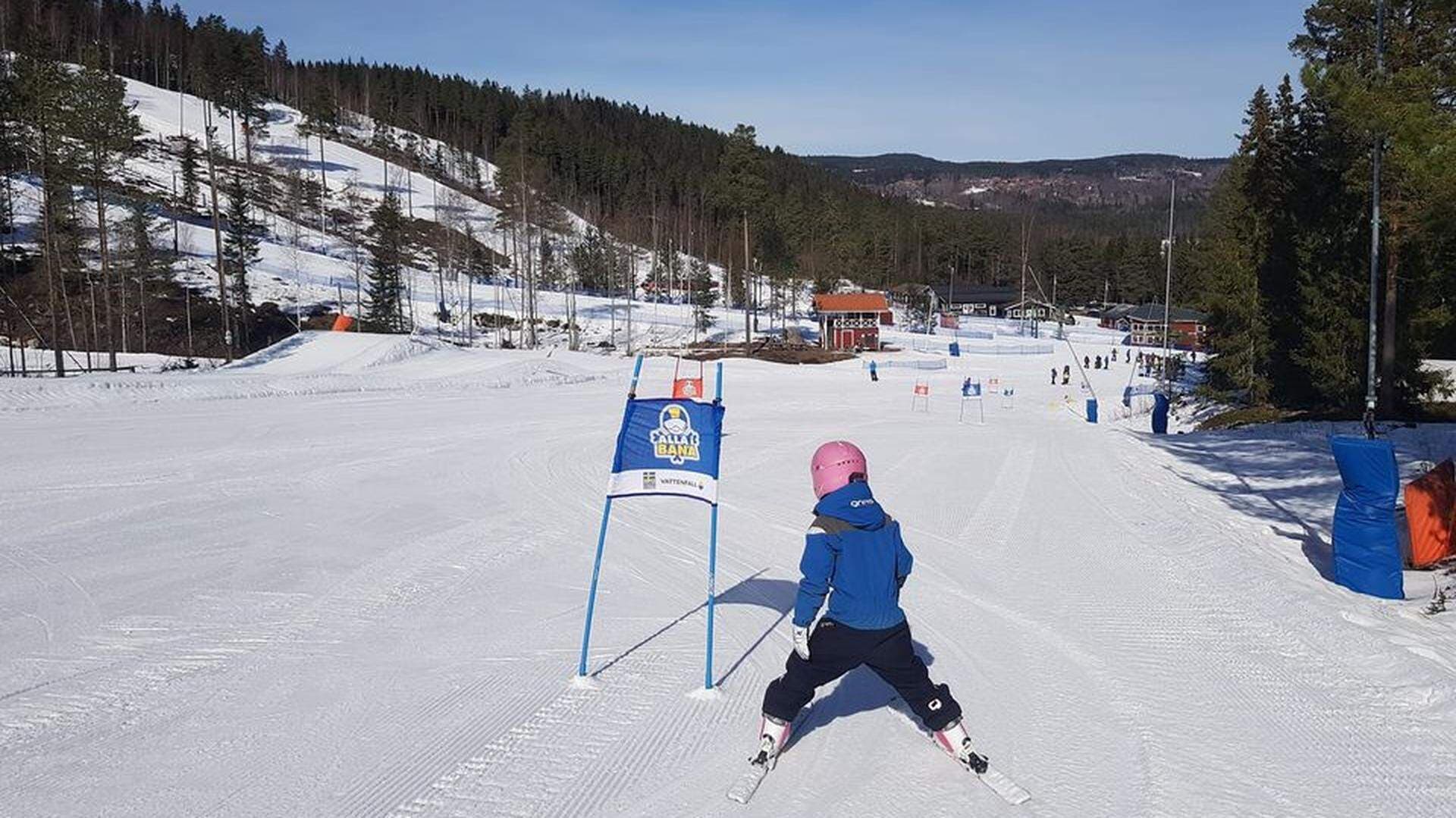 Ett barn som åker nedför en skidbacken