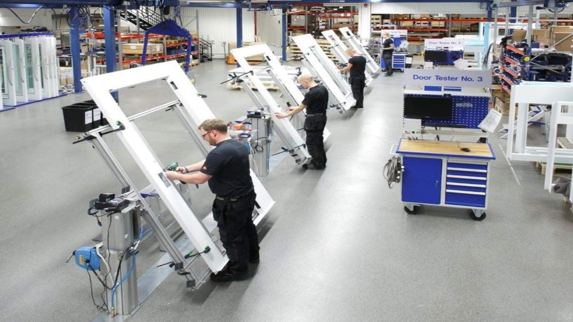 Montörer i produktionen på Cibes Lift Group