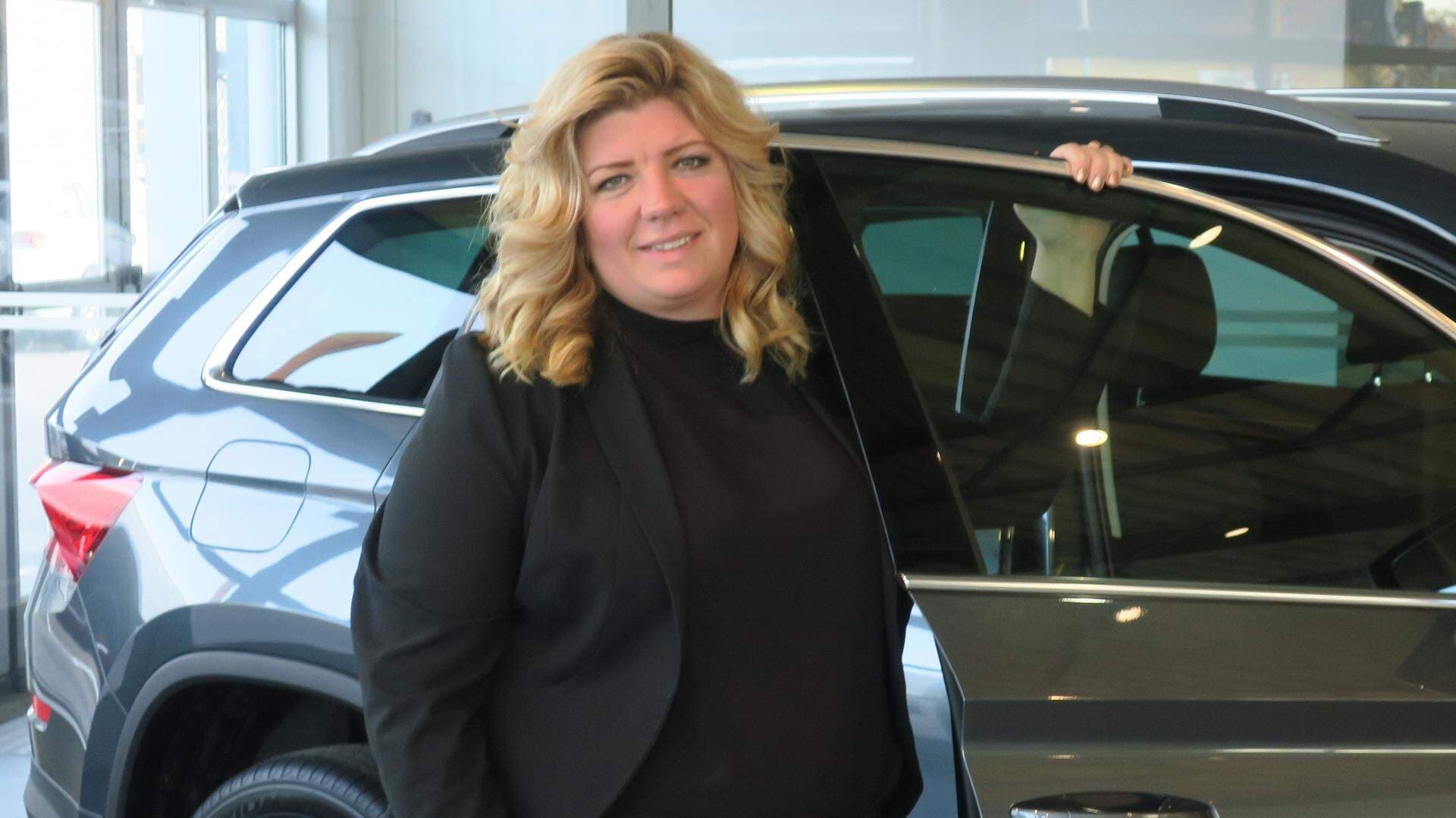 Sara Eriksson i bilhallen, på väg in i en volvo