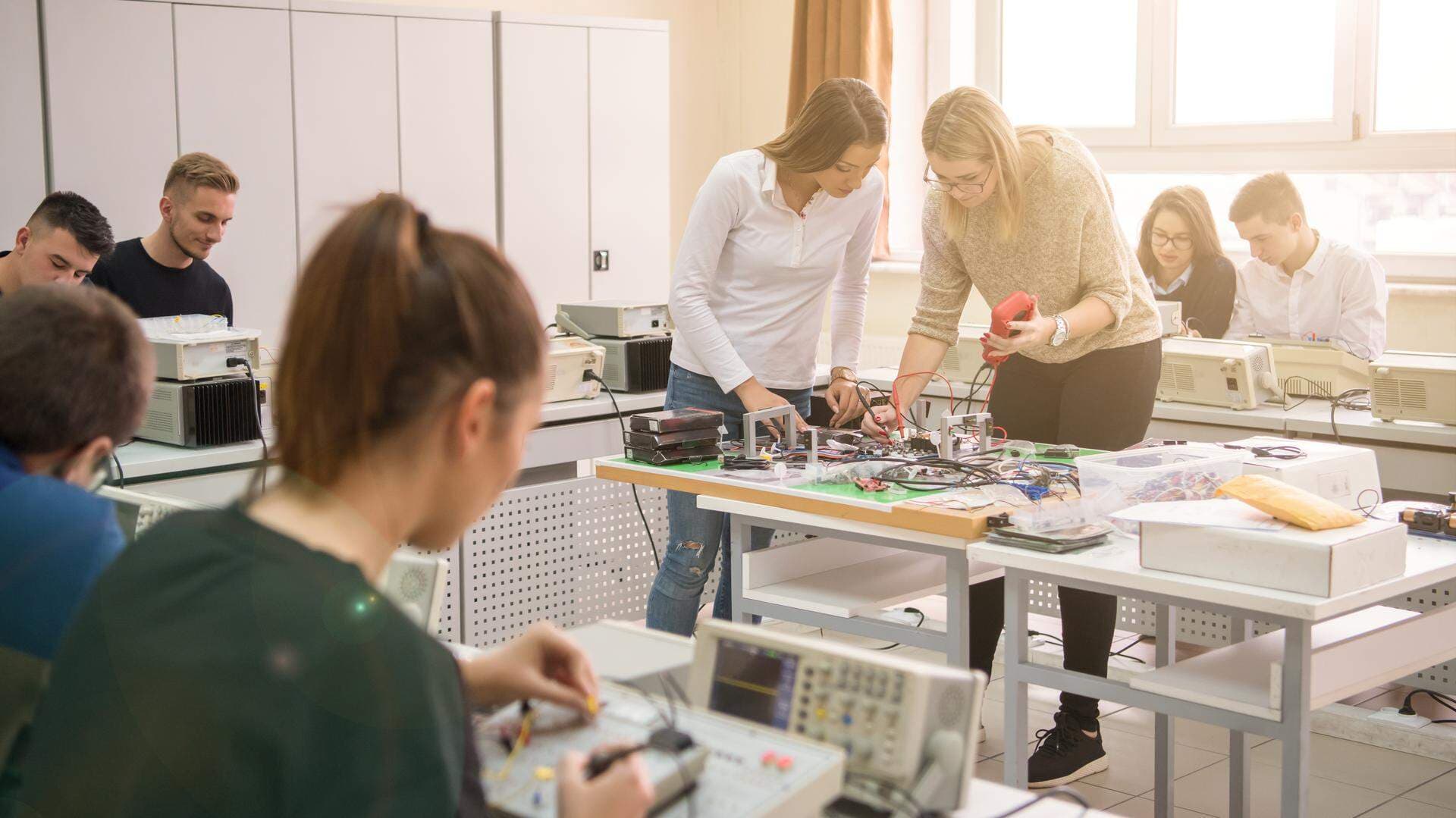 Elever som har pratiskt lektion om elektronik