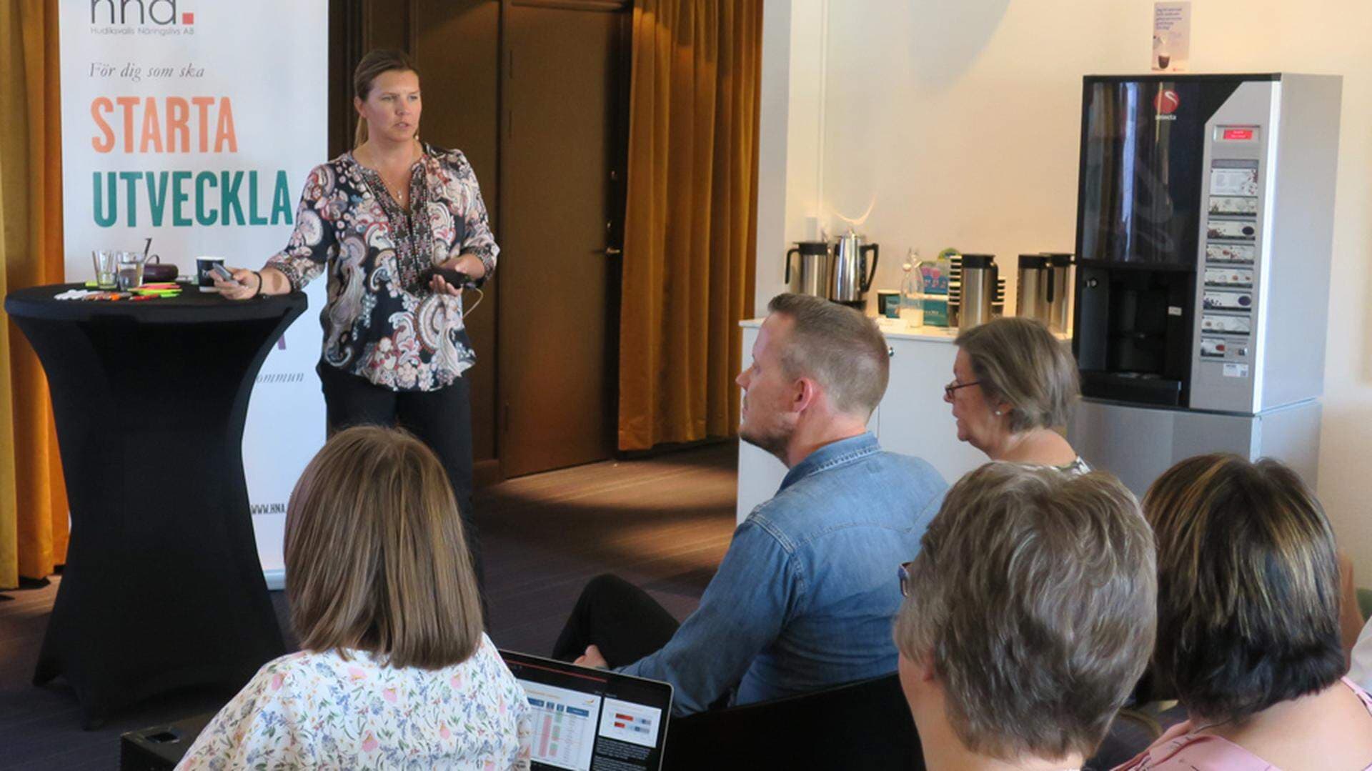 Lotta Petterson presenterar enkätsvaren i Hudiksvall
