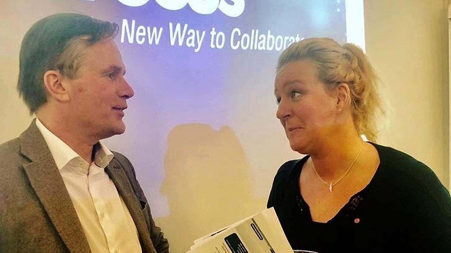 Caj Louma Transportföretagen och Hanna Westrén riksdagsledamot (S) samtalar vid ett seminarium om kompetensförsörjning.