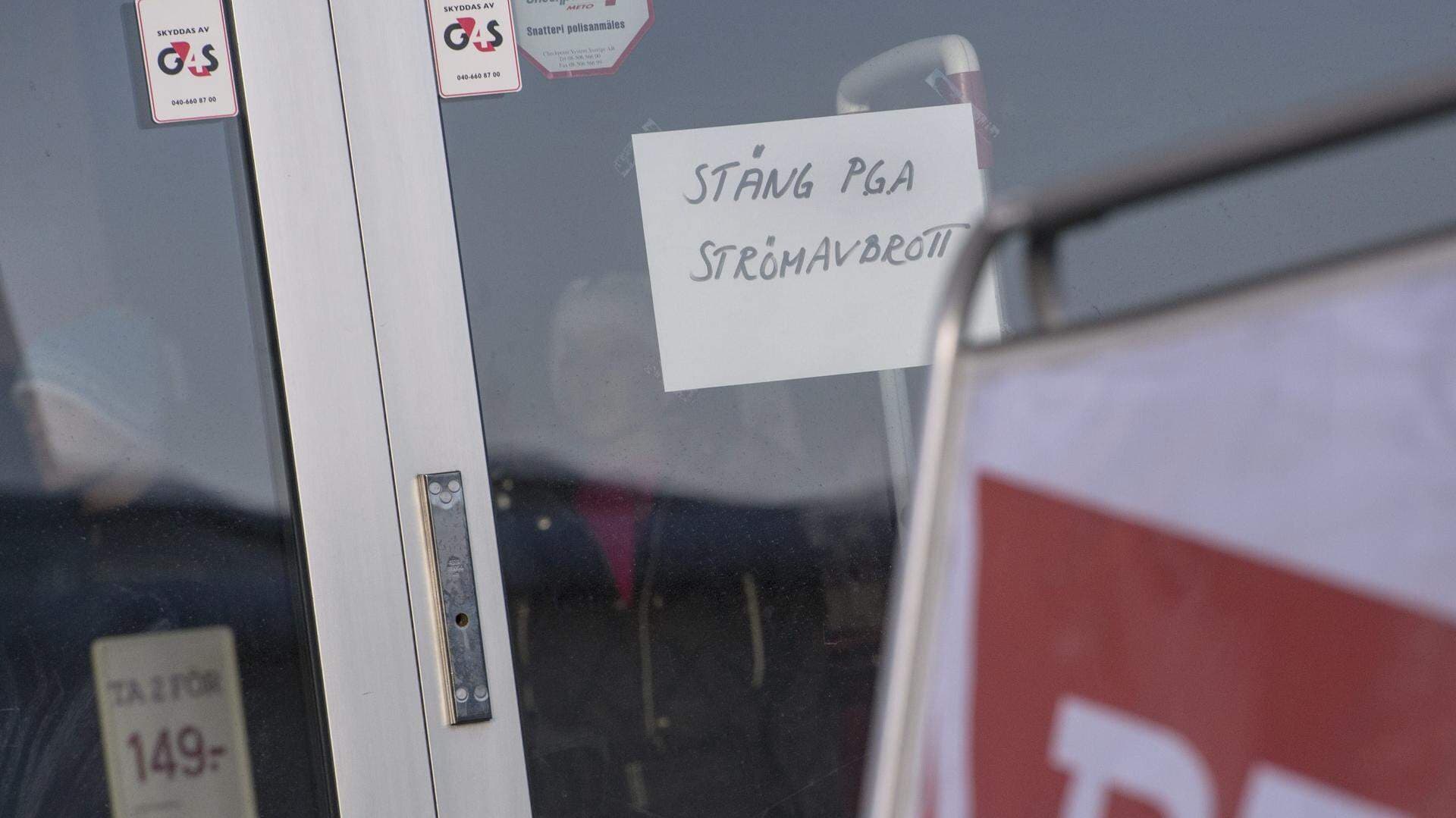 Skylt på butiksdörr "Stängt pga strömavbrott"