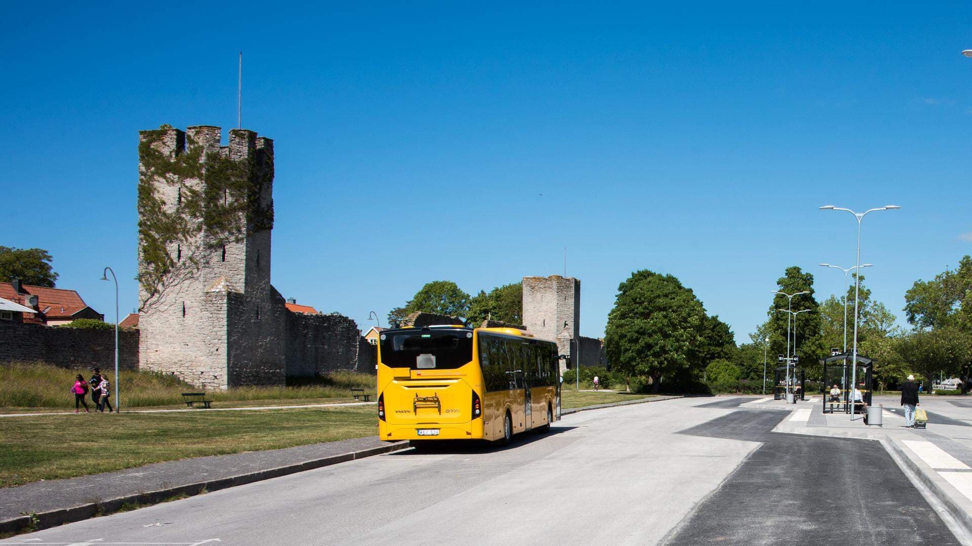 Gotlandsbuss parkerad vid busshållsplats